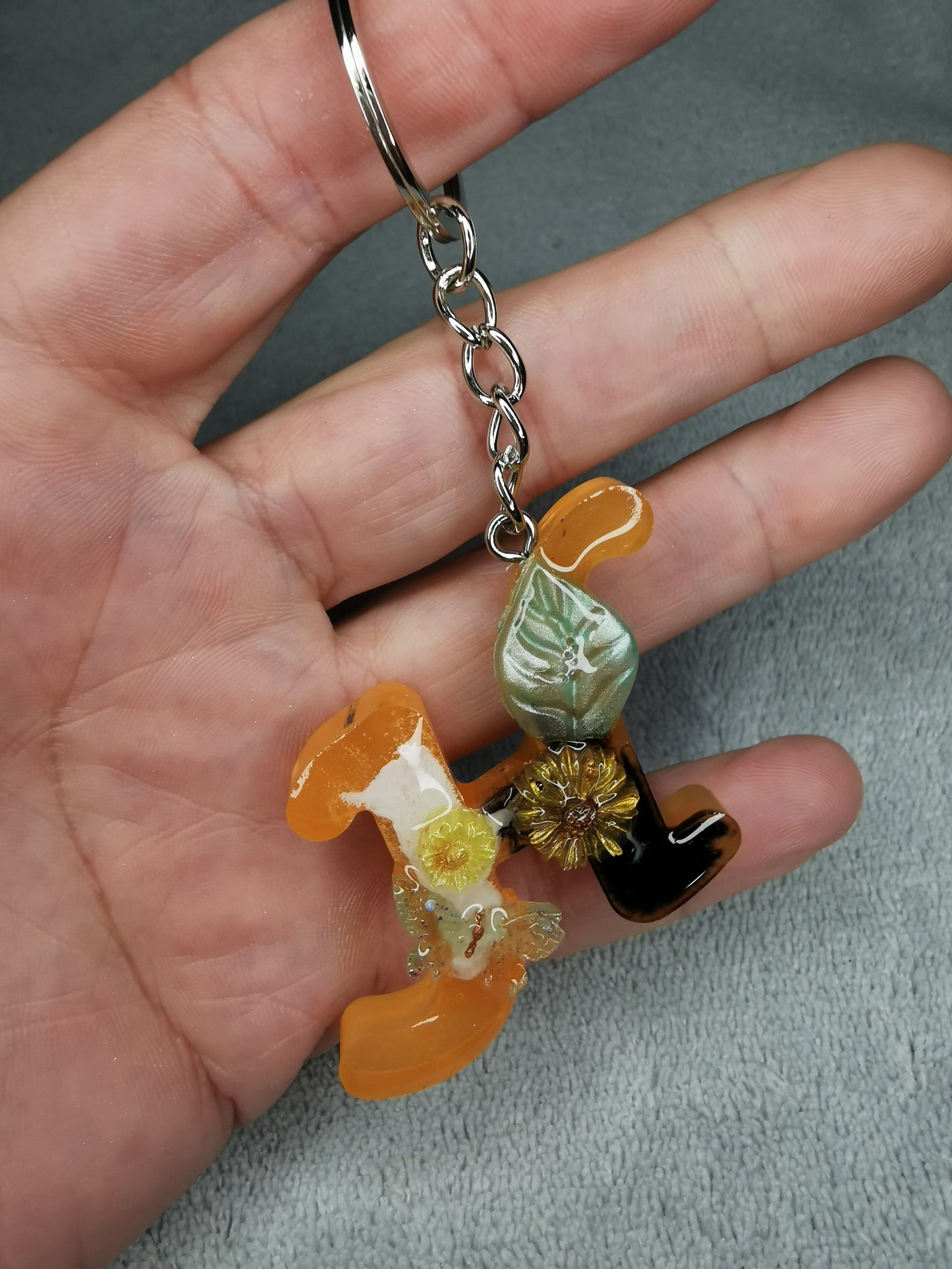 Porte clé lettre H avec papillon et fleur en relief