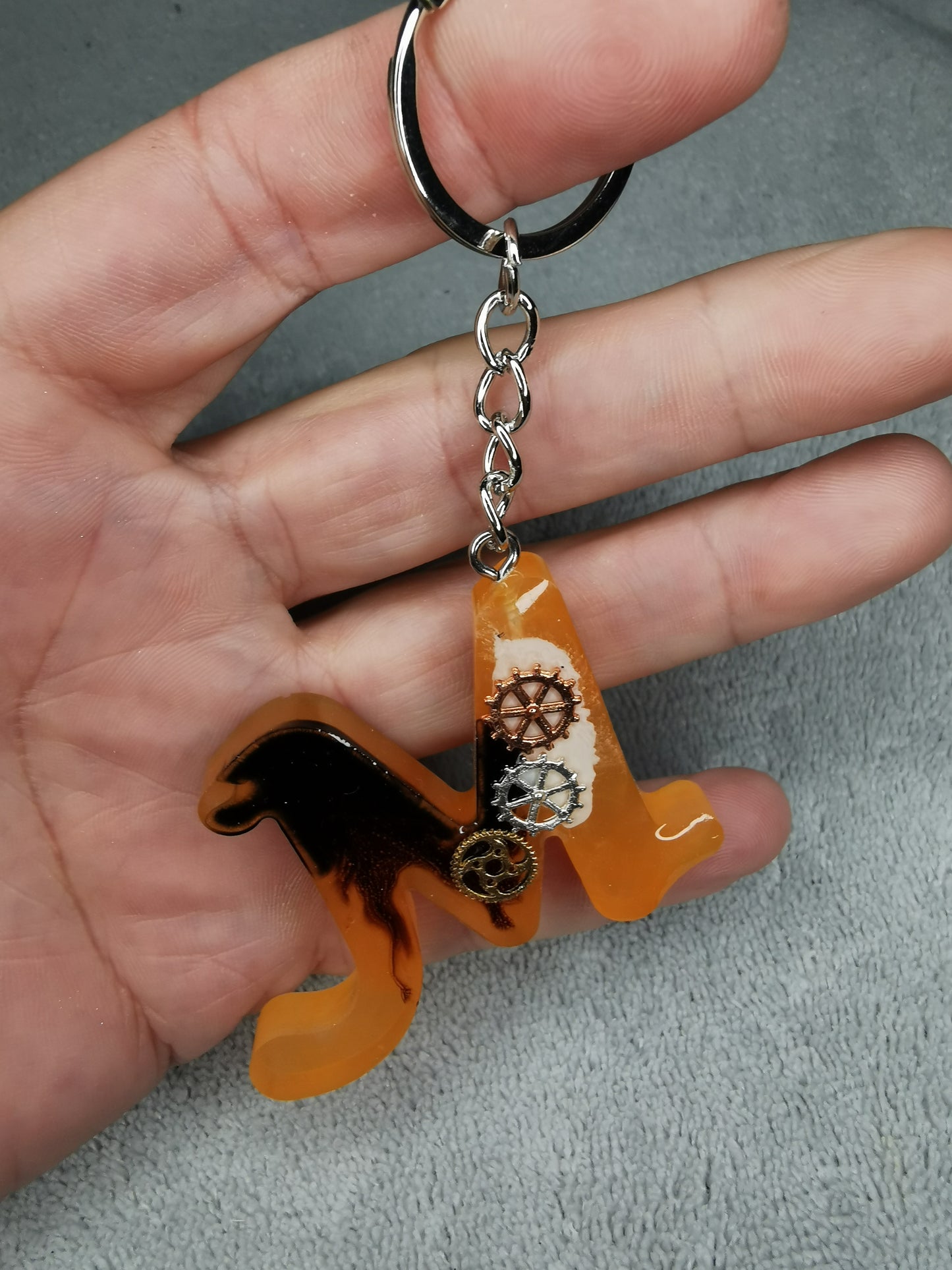 Porte clé lettre M avec engrenages