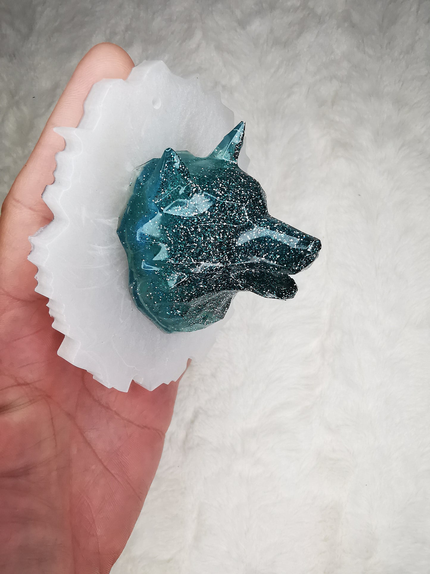 Décoration Loup vert pailletté sur fond blanc