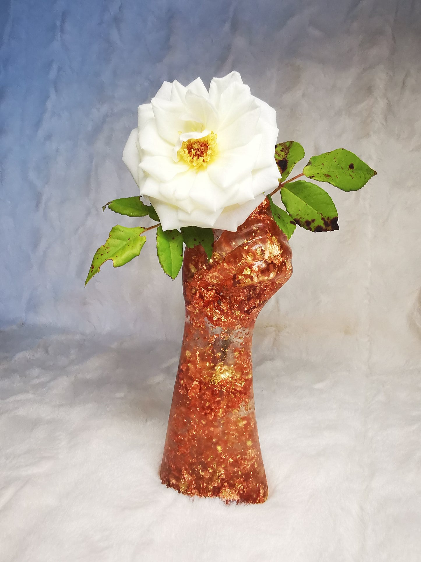 vase main