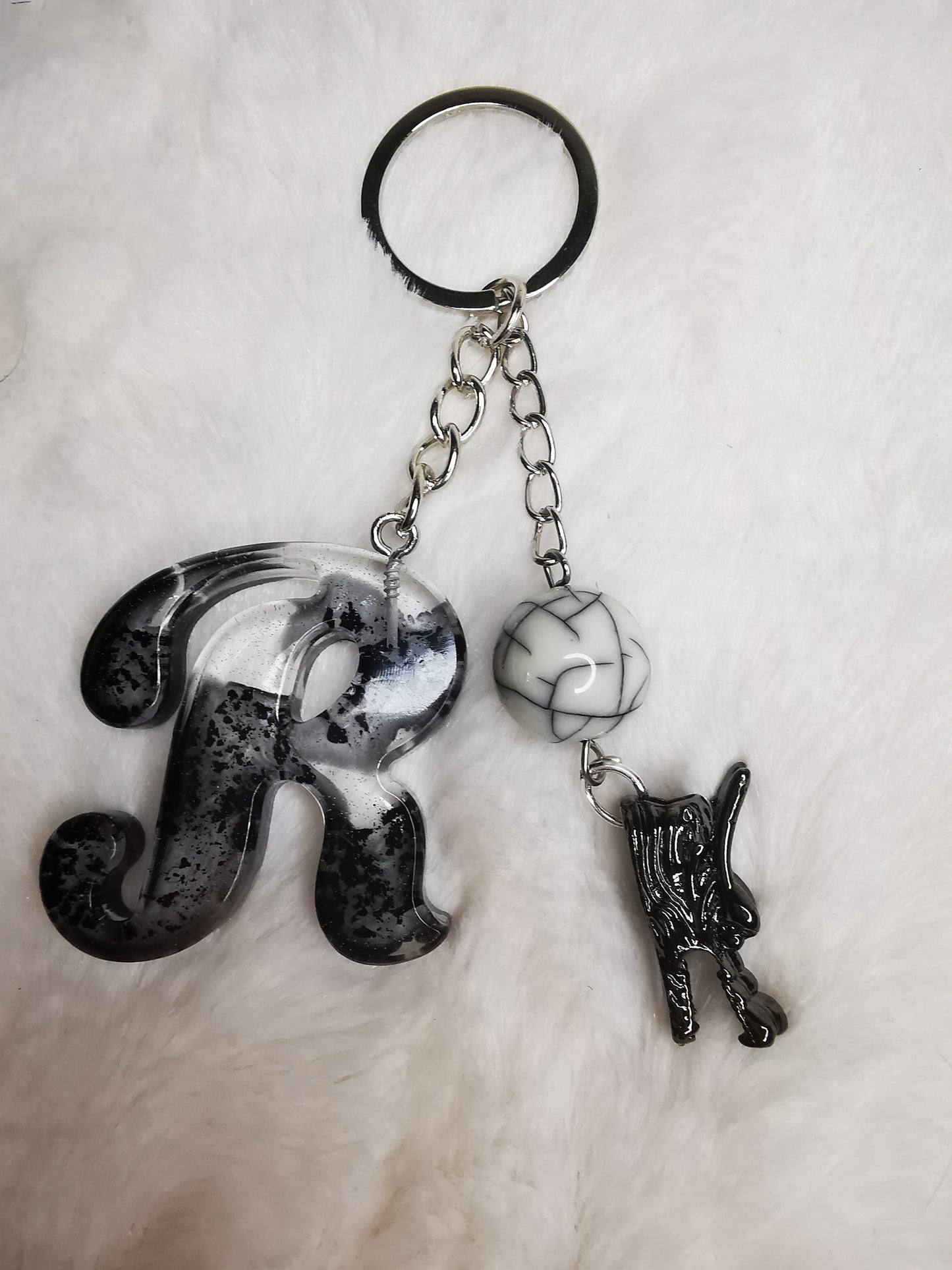 Porte clé lettre R noir et blanc avec dragon