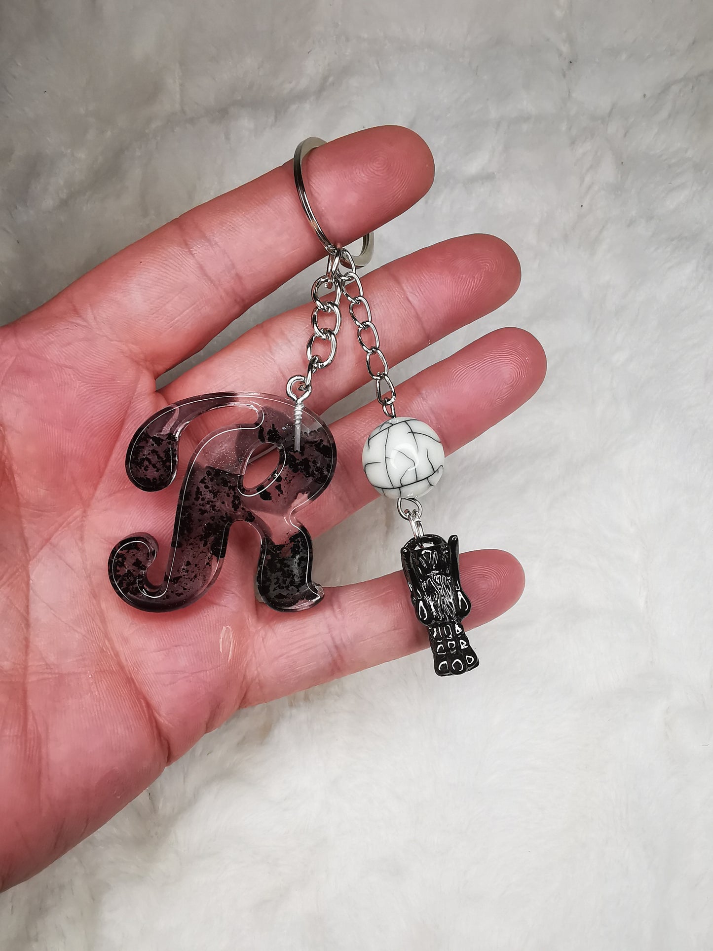Porte clé lettre R noir et blanc avec dragon