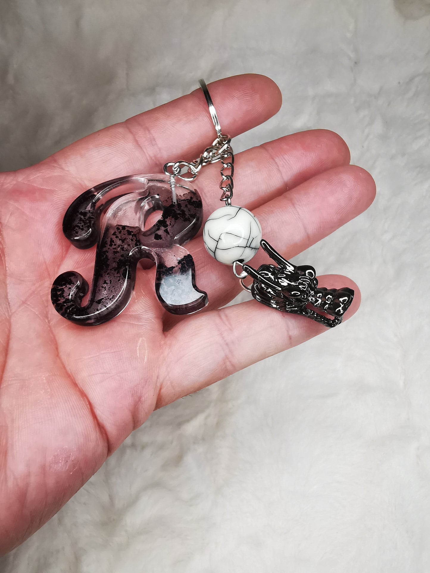 Porte clé lettre R noir et blanc avec dragon