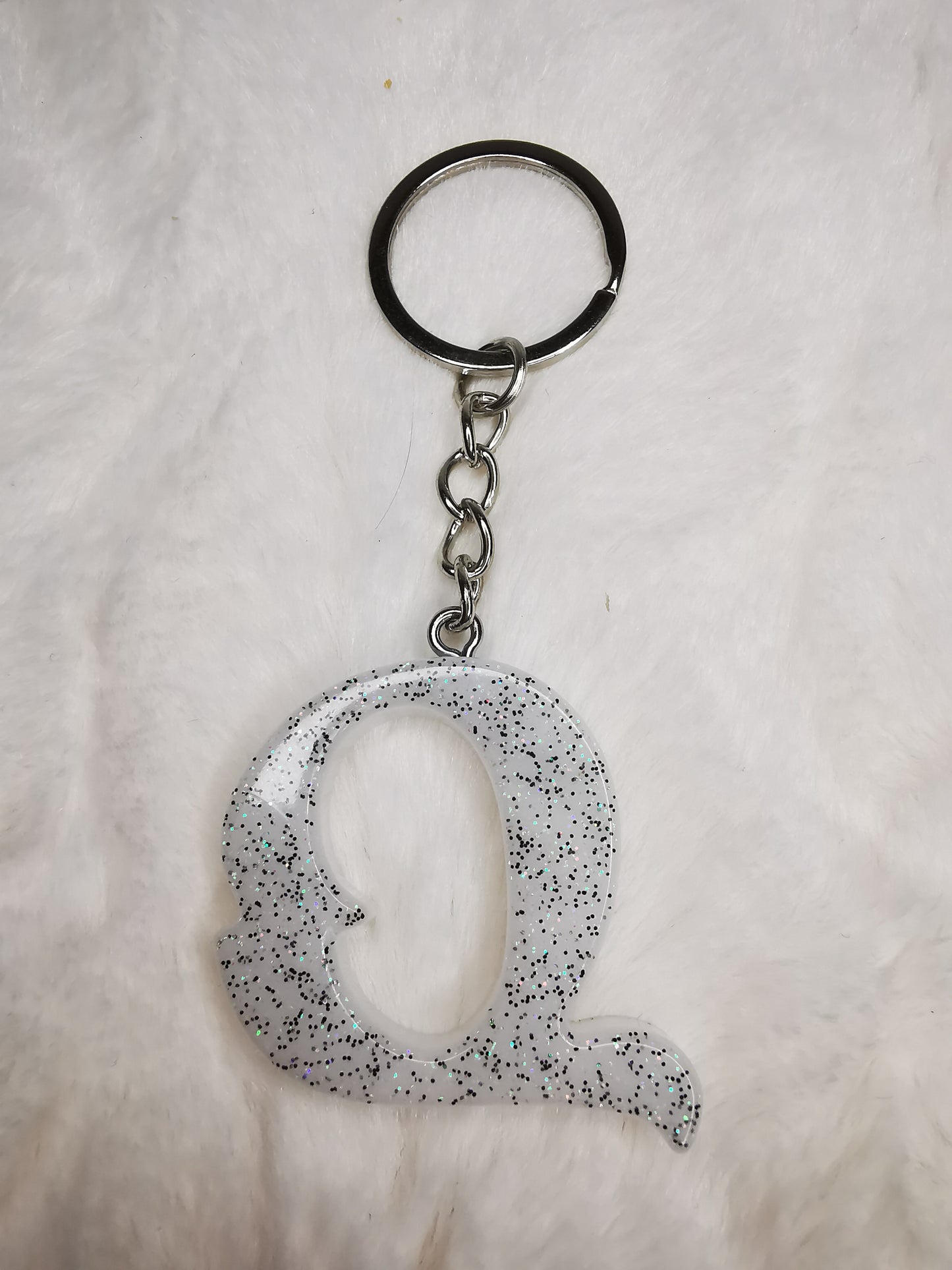 Porte clé lettre Q blanc pailletté noir