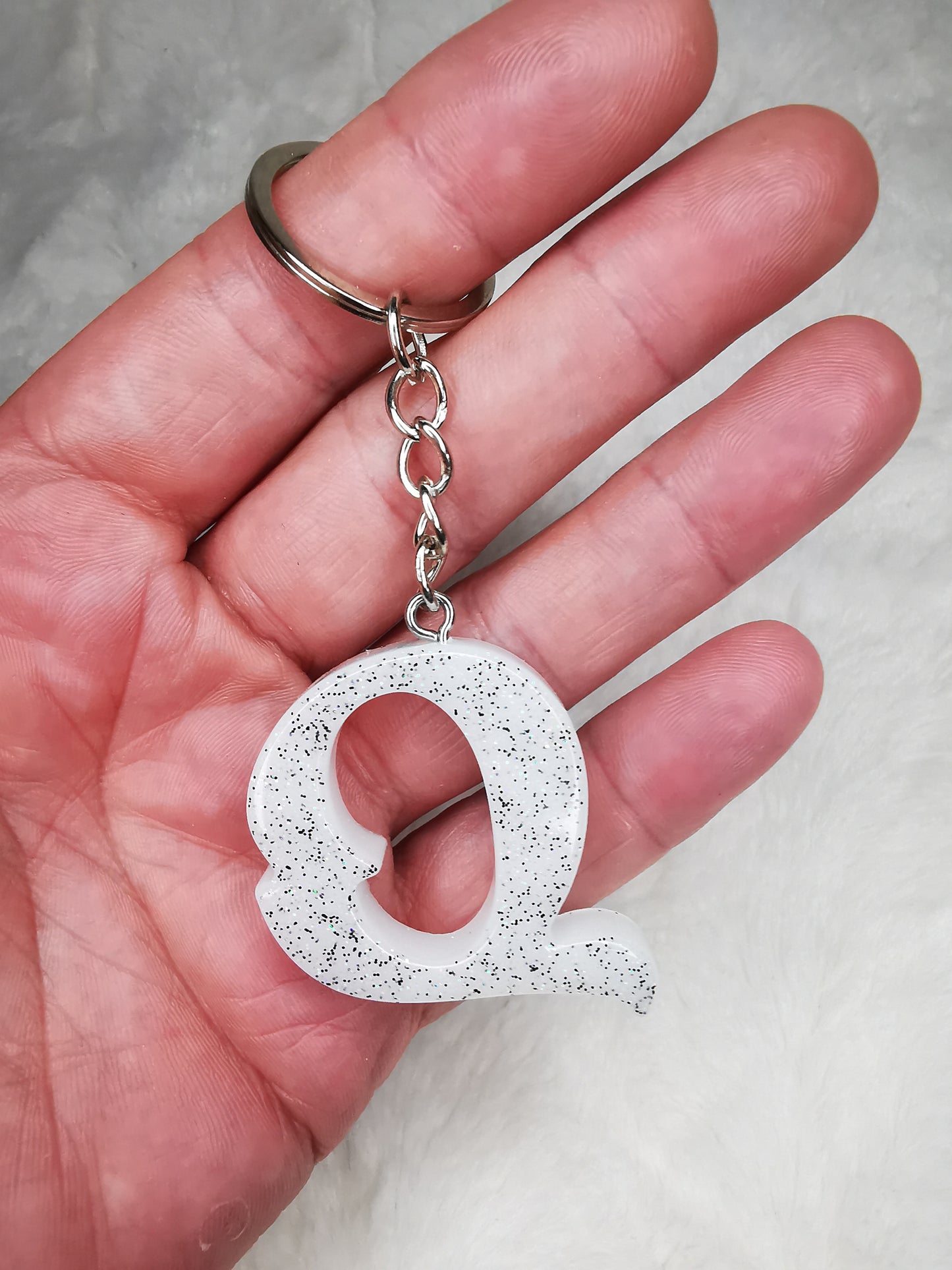 Porte clé lettre Q blanc pailletté noir