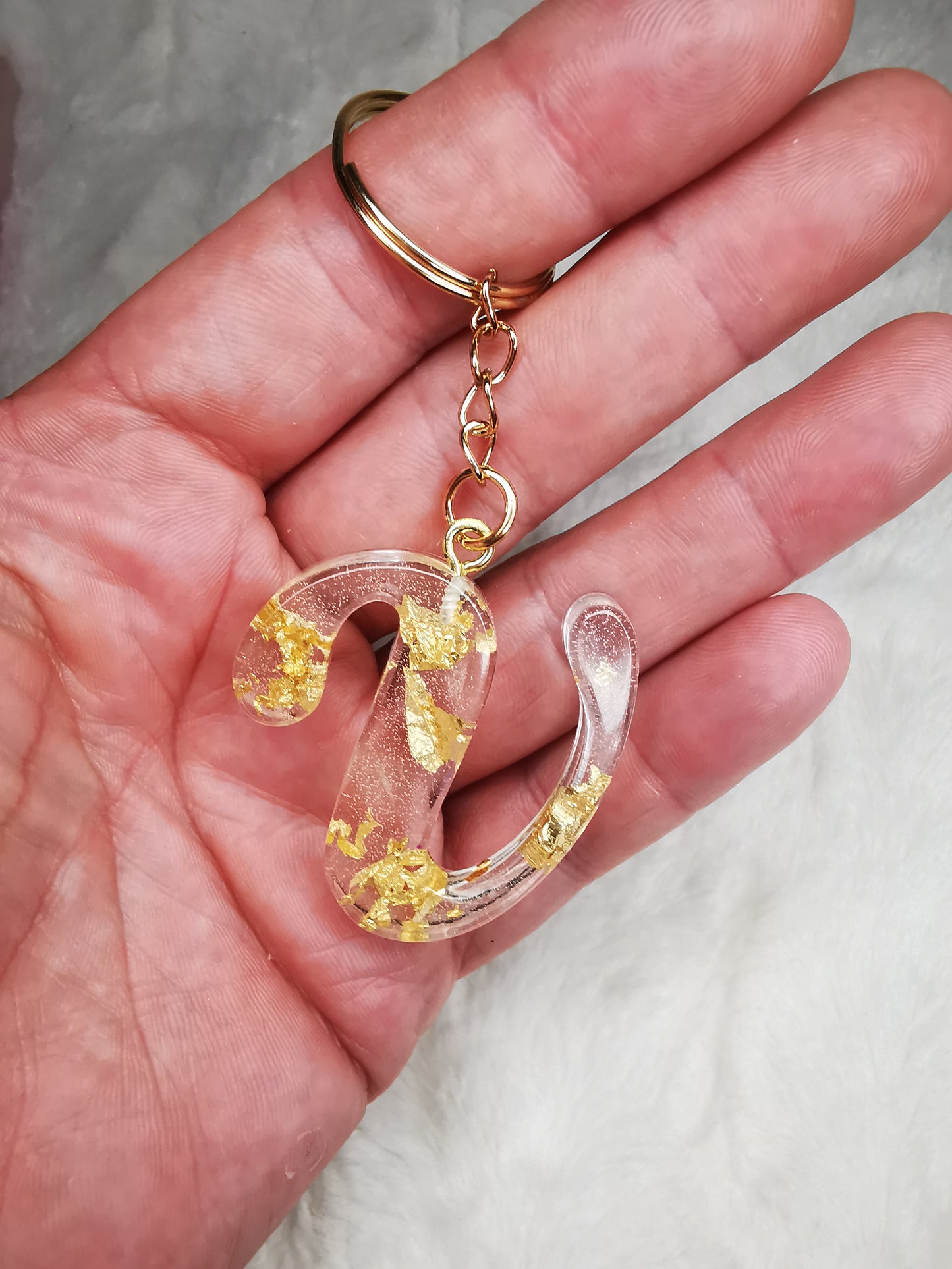 Porte clé lettre V blanc avec feuille d'or