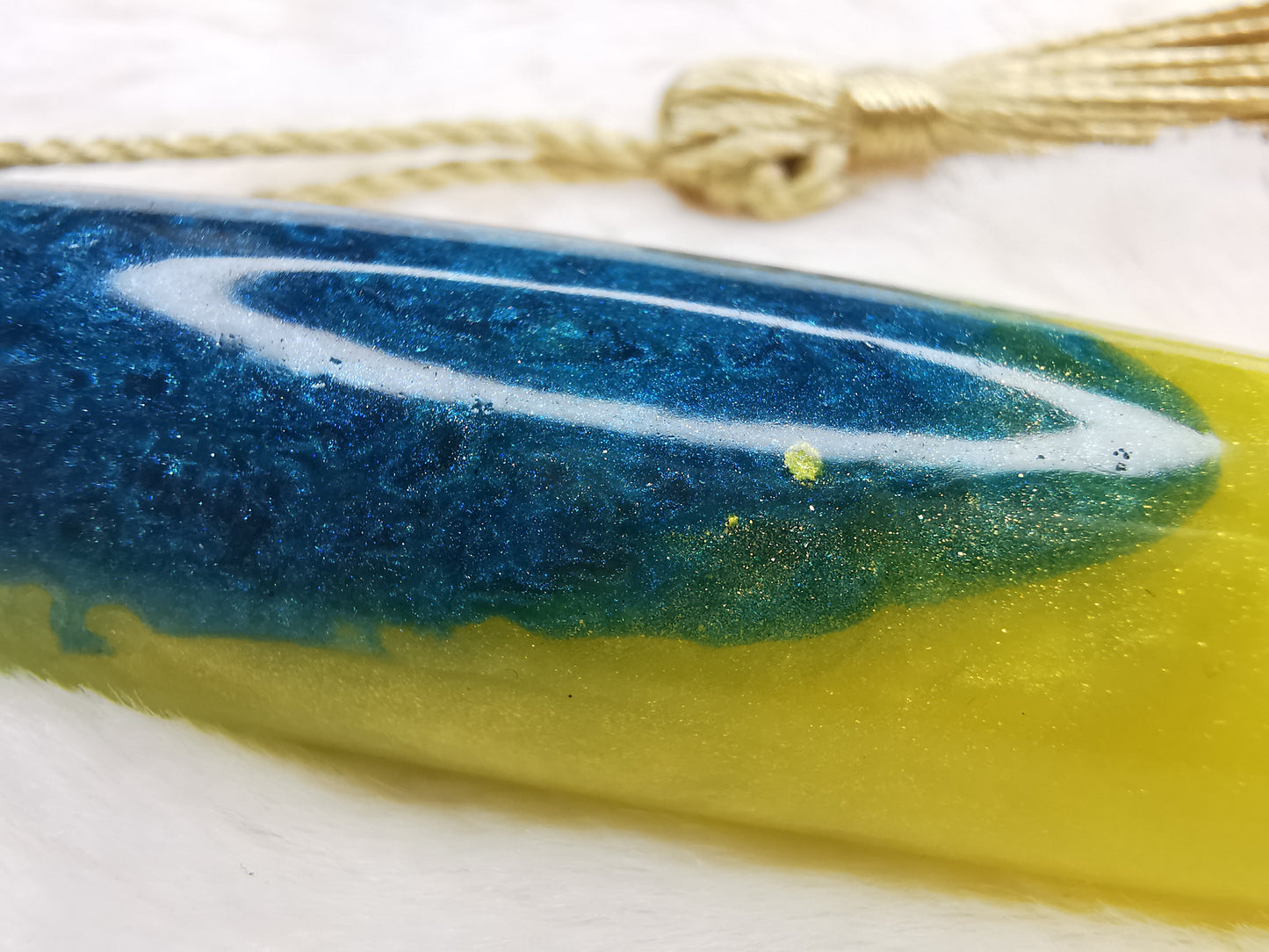 Stylo jaune et turquoise avec son pompon