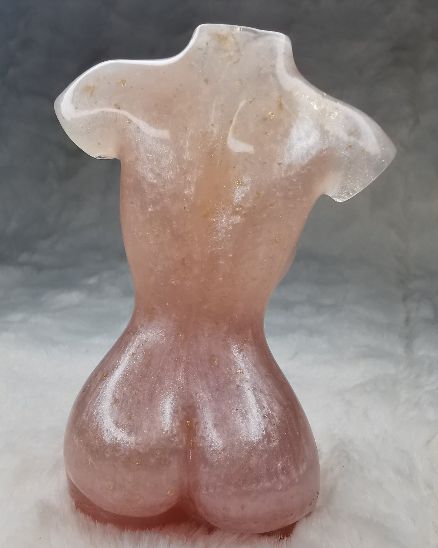 corps femme rose pale avec feuille d'or