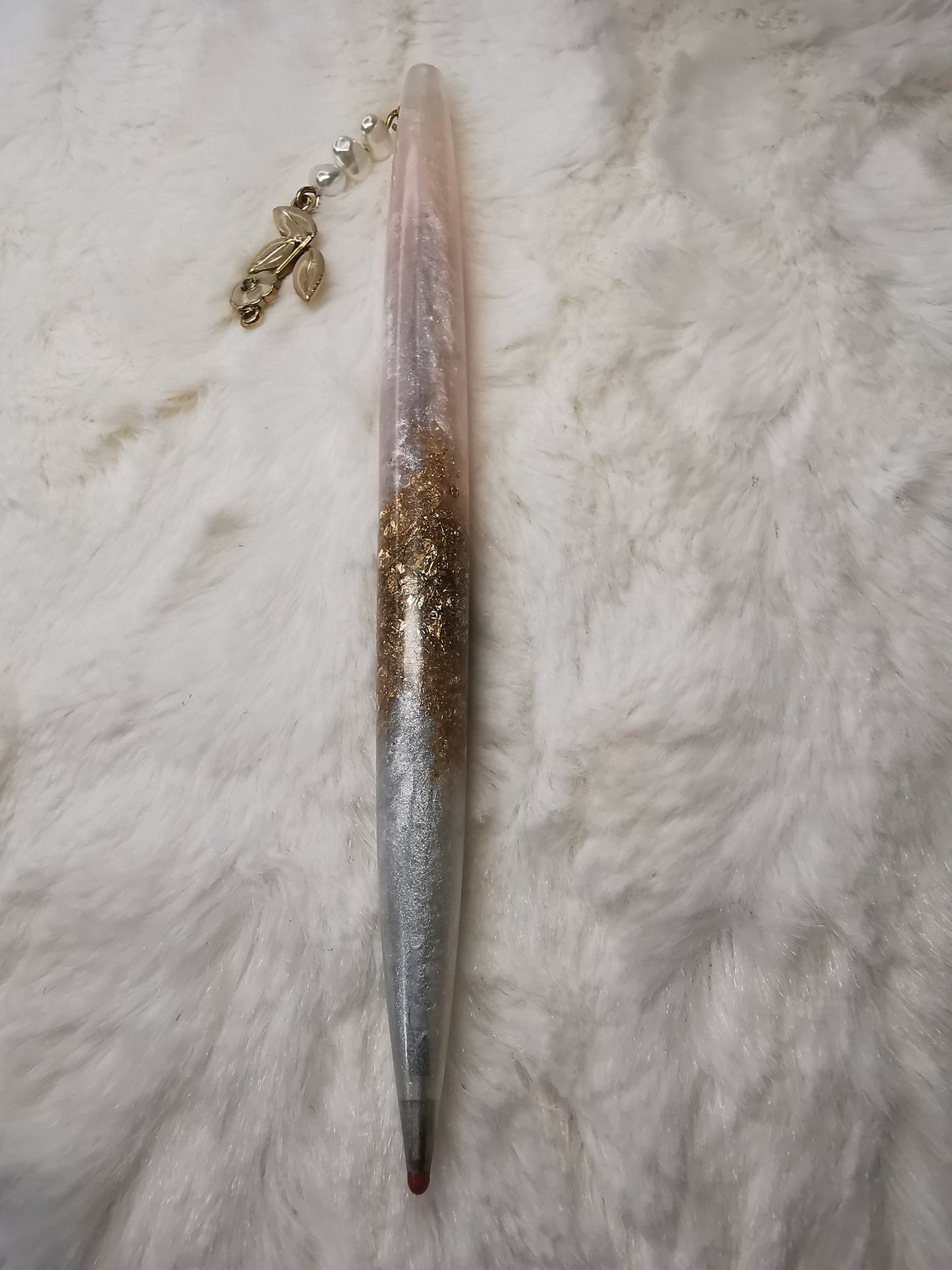 stylo et sa breloque rose avec feuille d'or et blanc