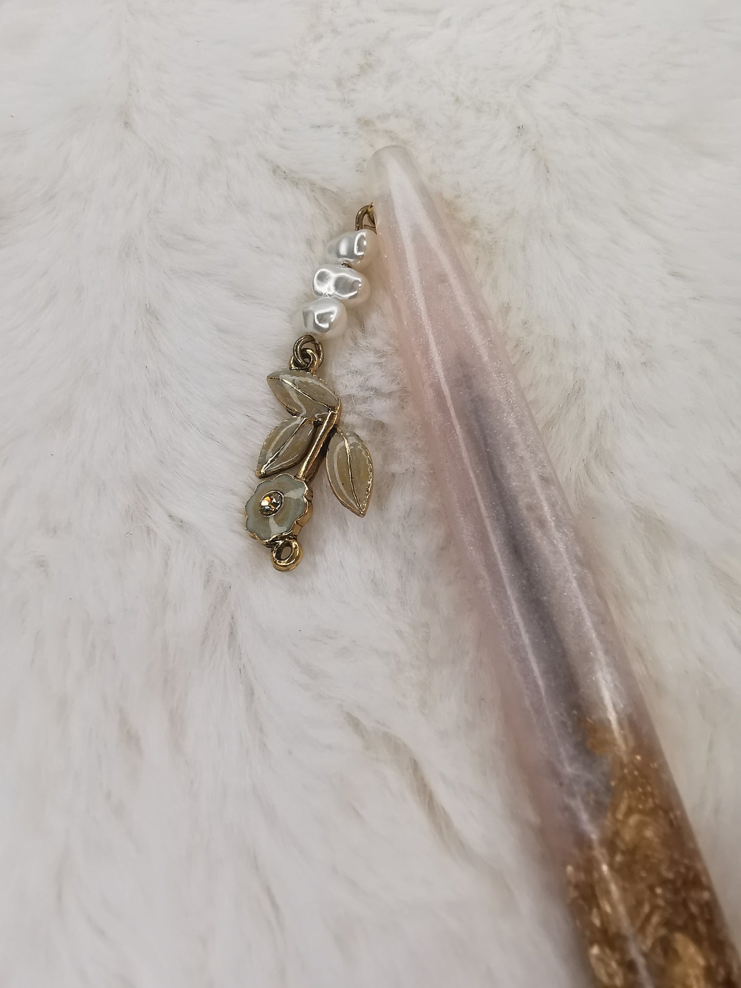stylo et sa breloque rose avec feuille d'or et blanc