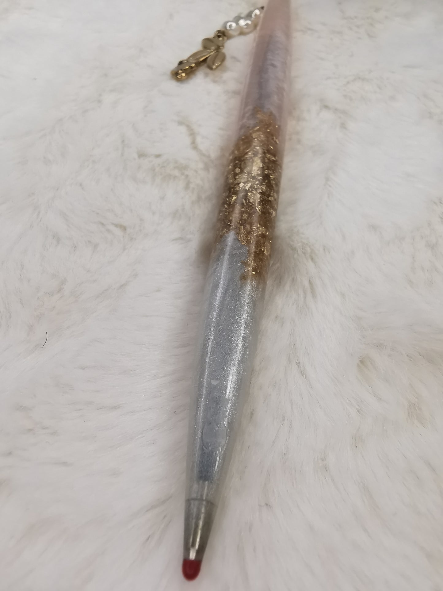 stylo et sa breloque rose avec feuille d'or et blanc