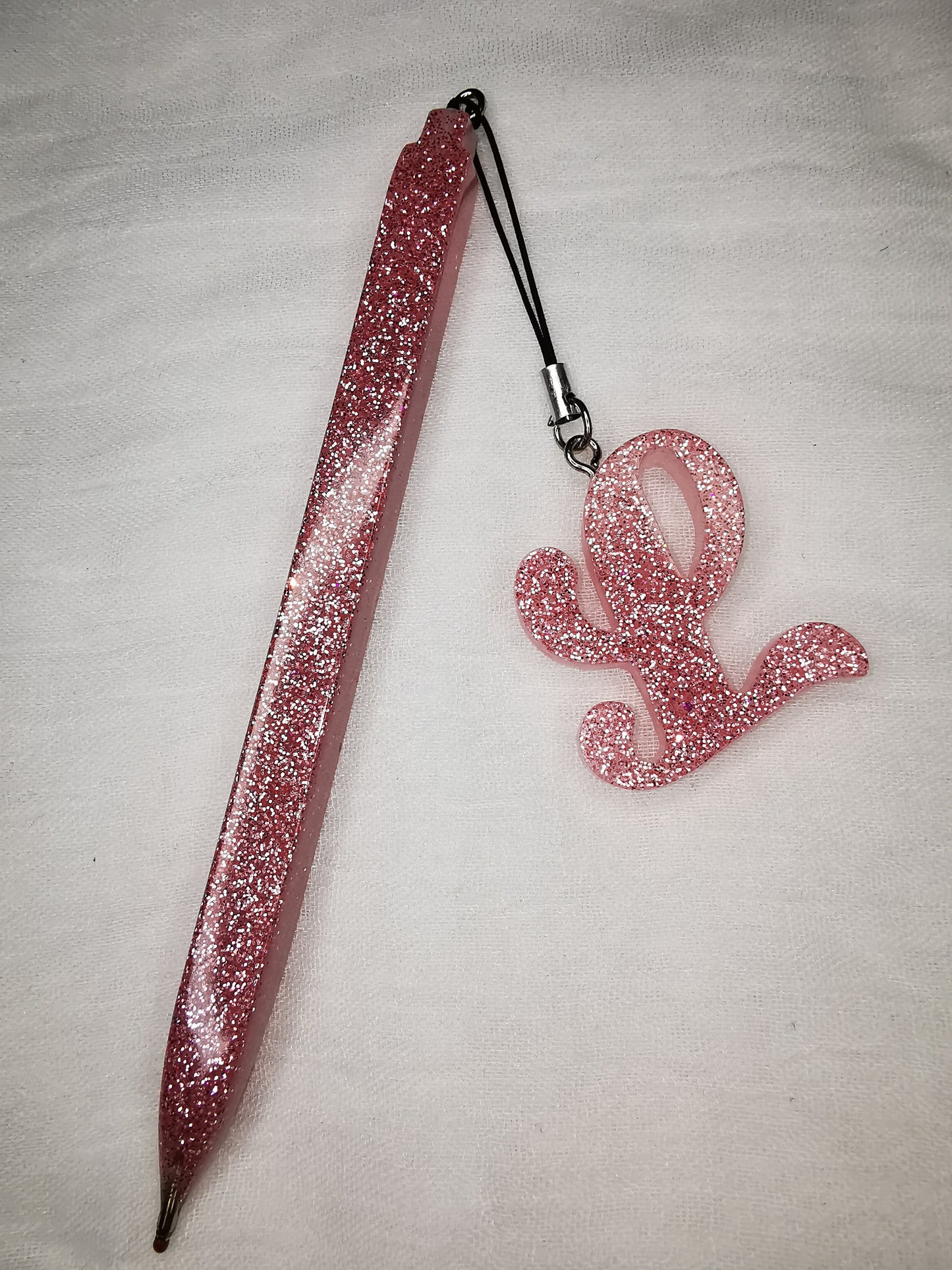 stylo en résine avec la lettre L.