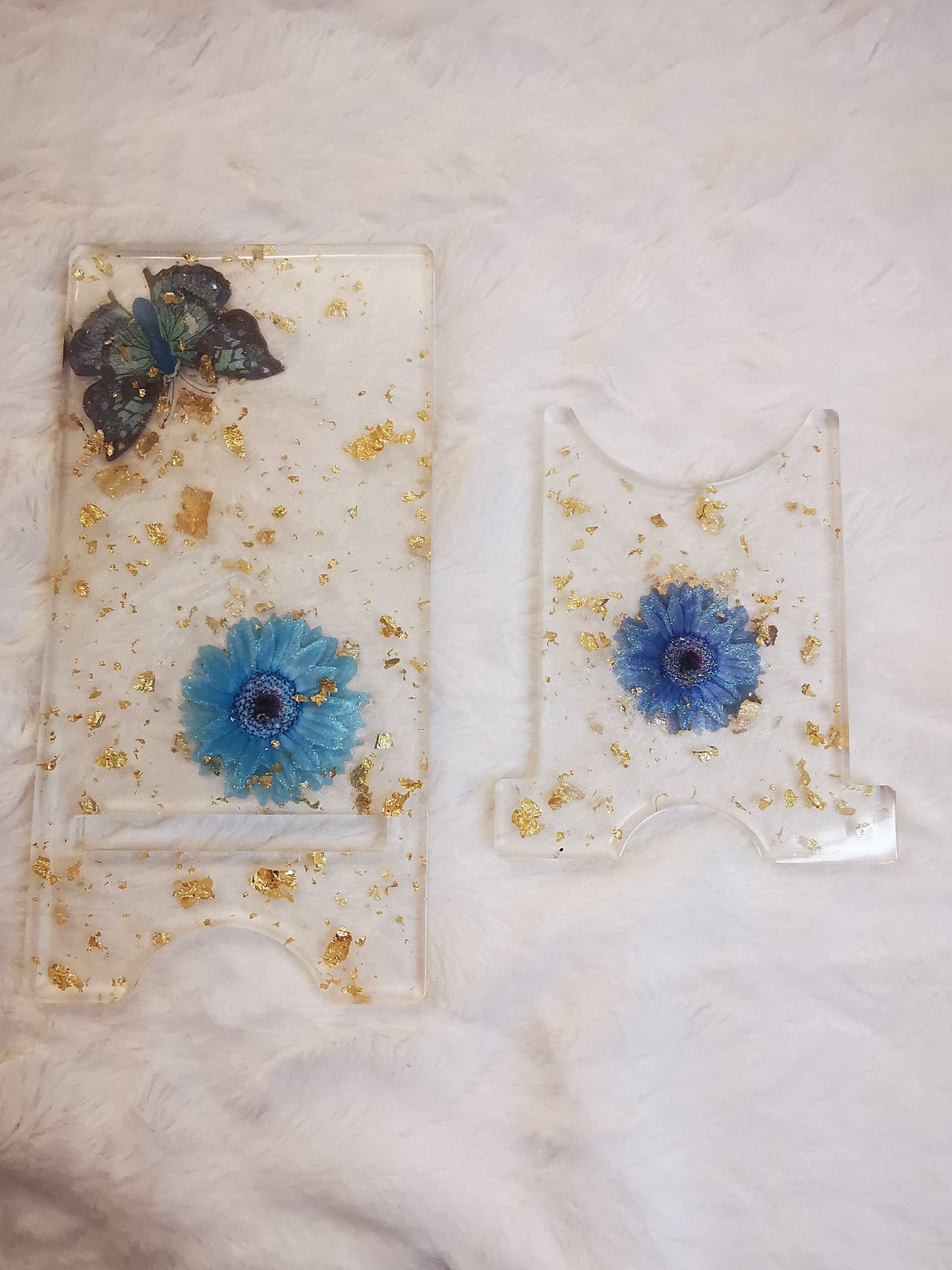 support de téléphone fleur et papillon bleu