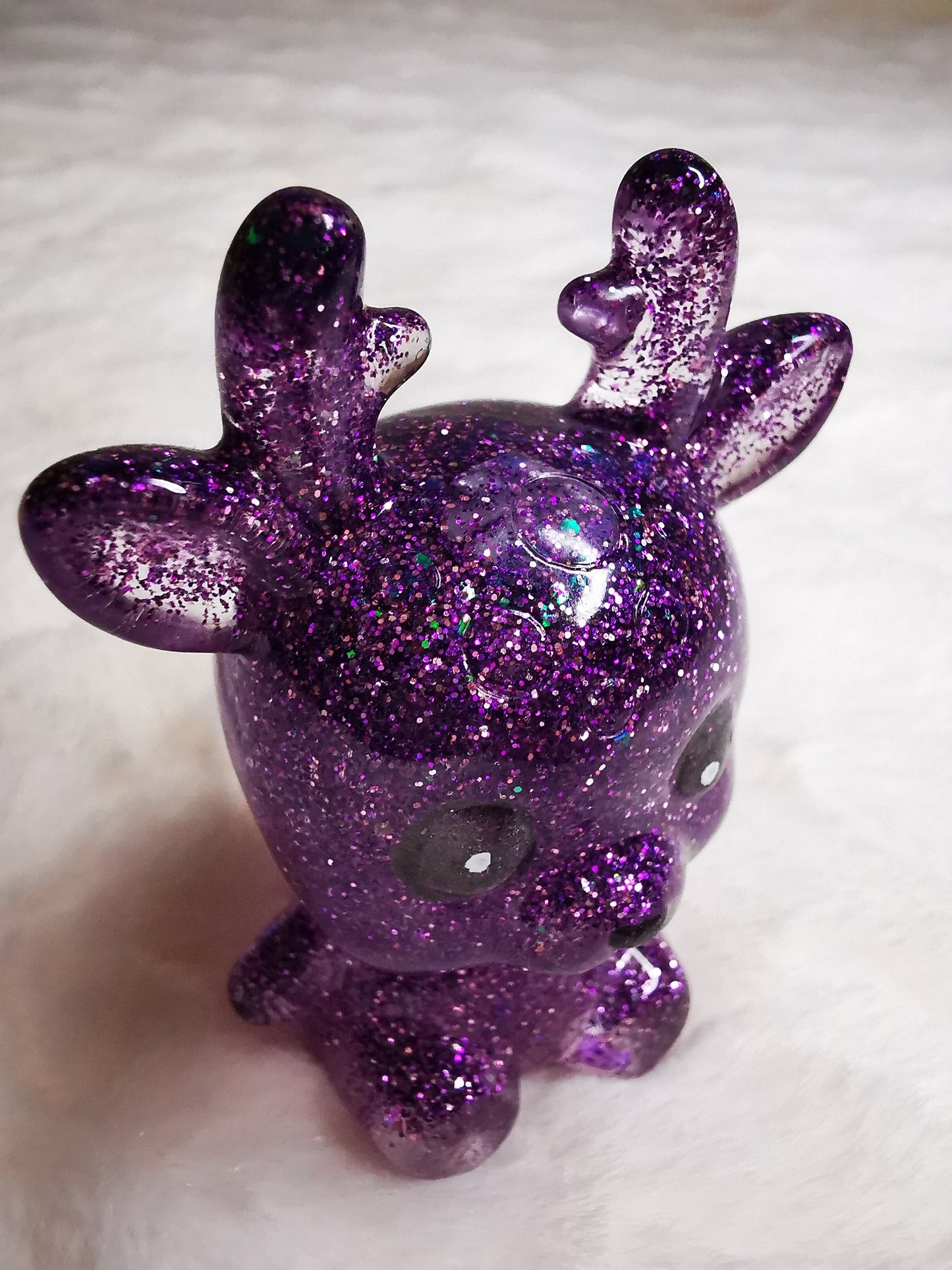 Biche décorative violette pailletée
