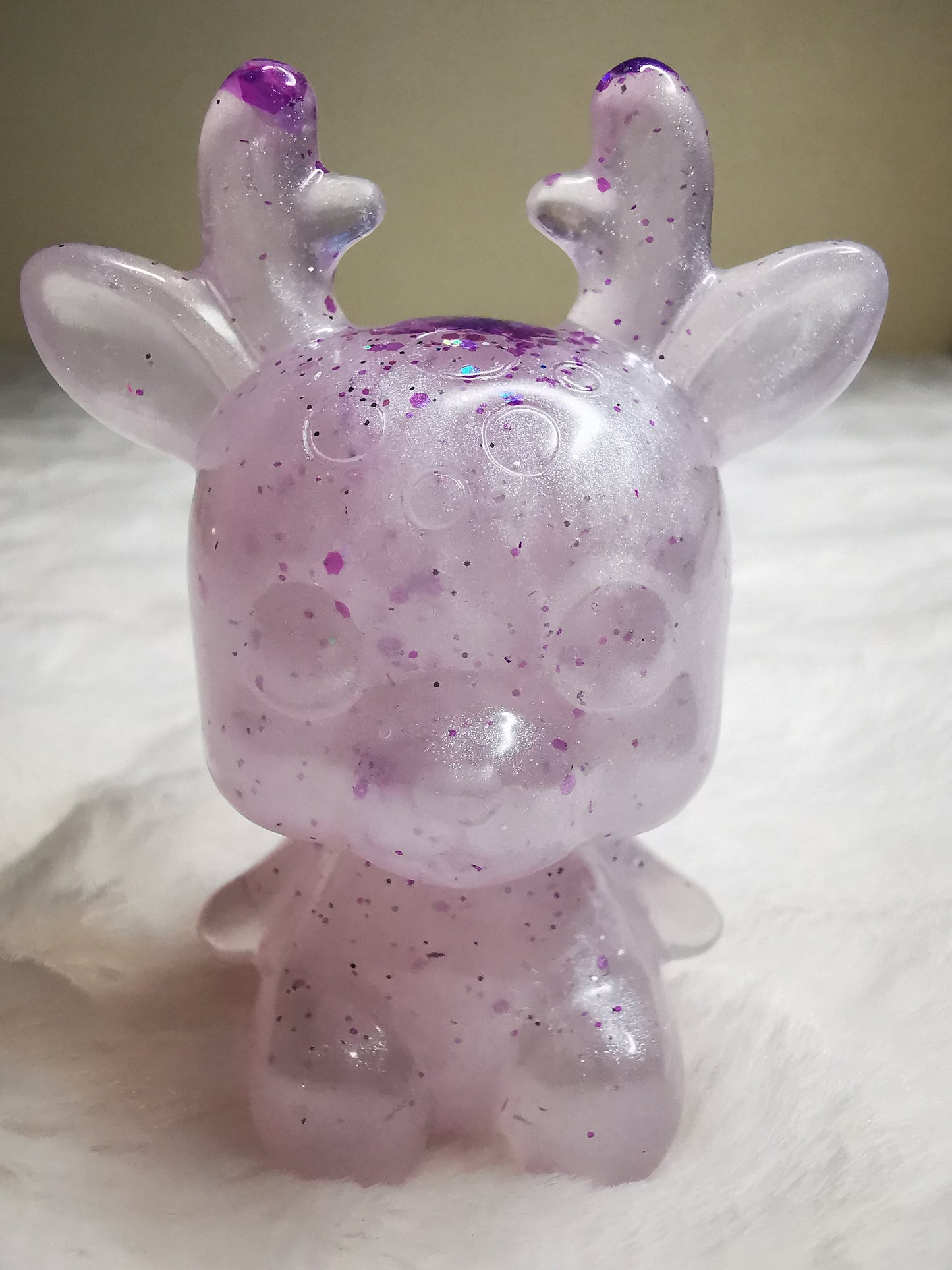 Biche décorative blanche et violet pailleté
