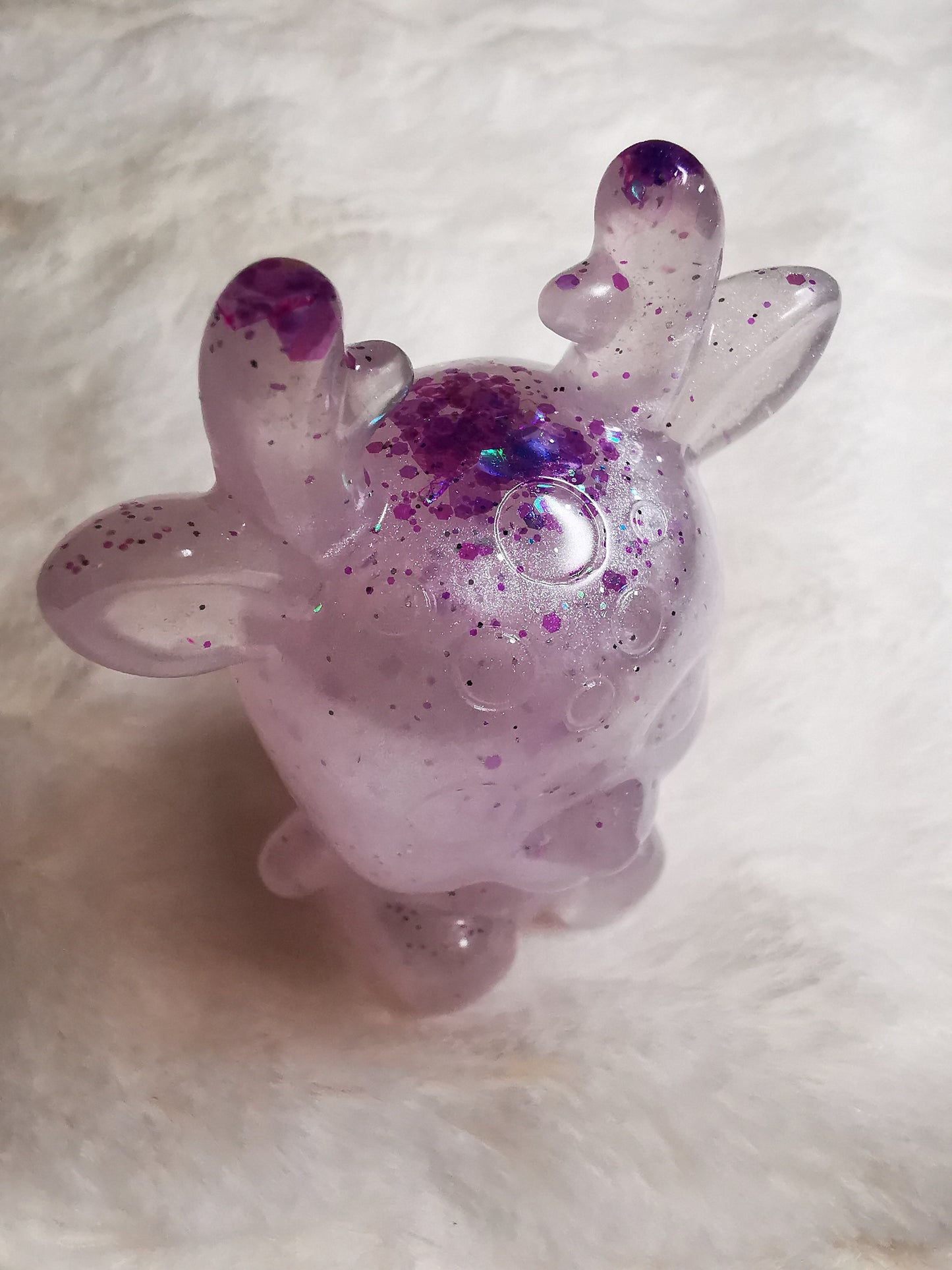 Biche décorative blanche et violet pailleté