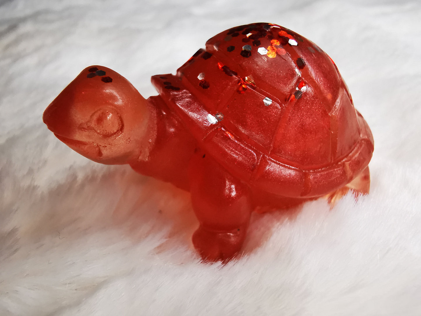 Tortue décorative rouge transparent avec des paillettes
