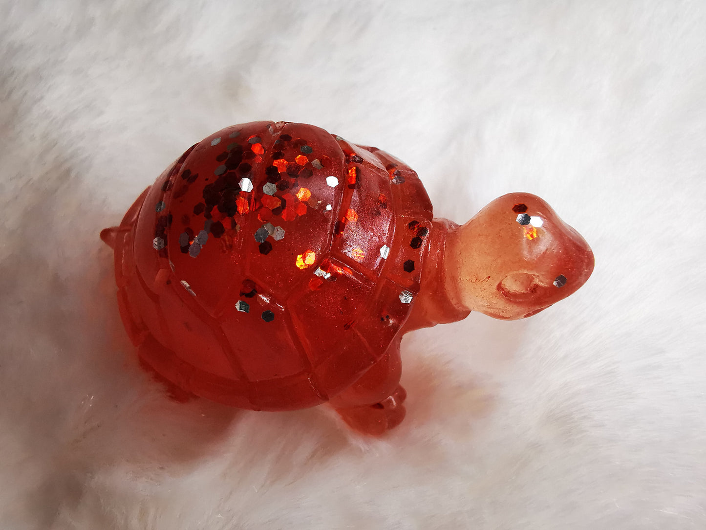Tortue décorative rouge transparent avec des paillettes