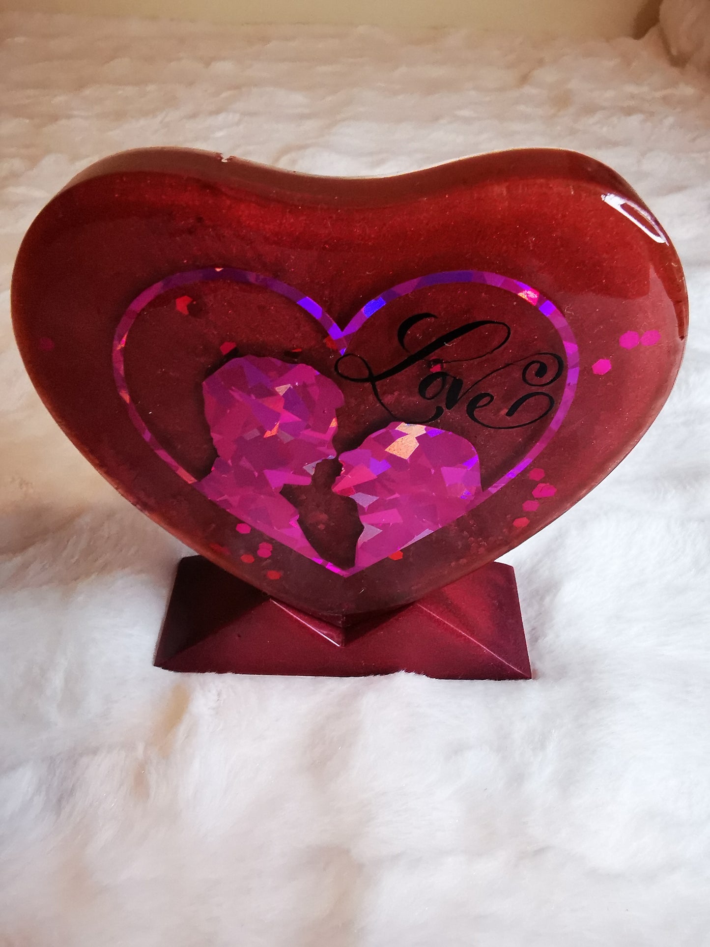Coeur sur socle rouge avec inscription holographique ( St valentin)