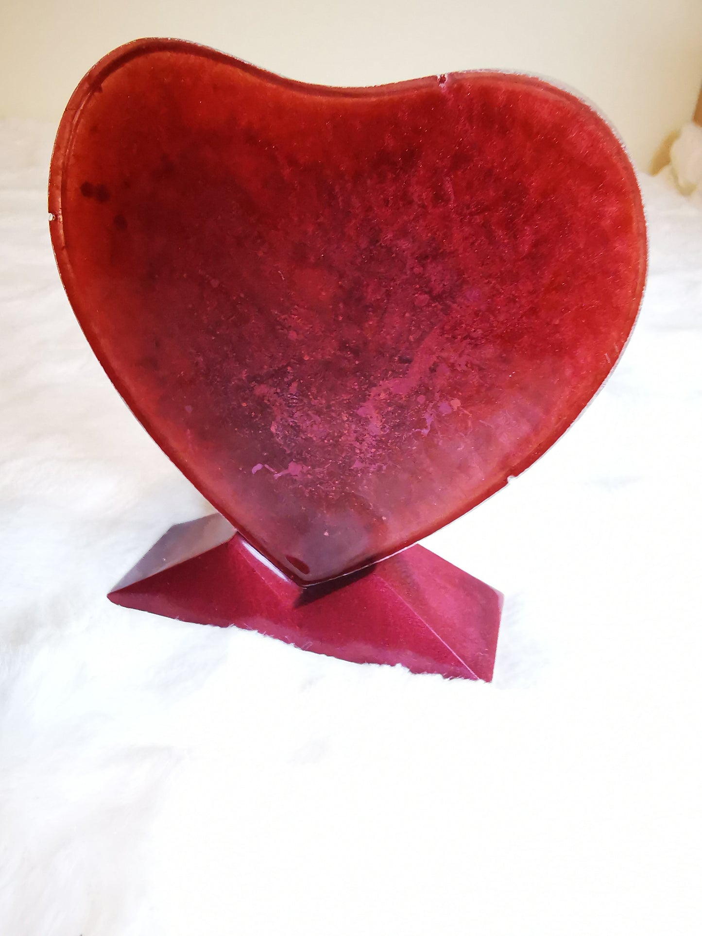 Coeur sur socle rouge avec inscription holographique ( St valentin)