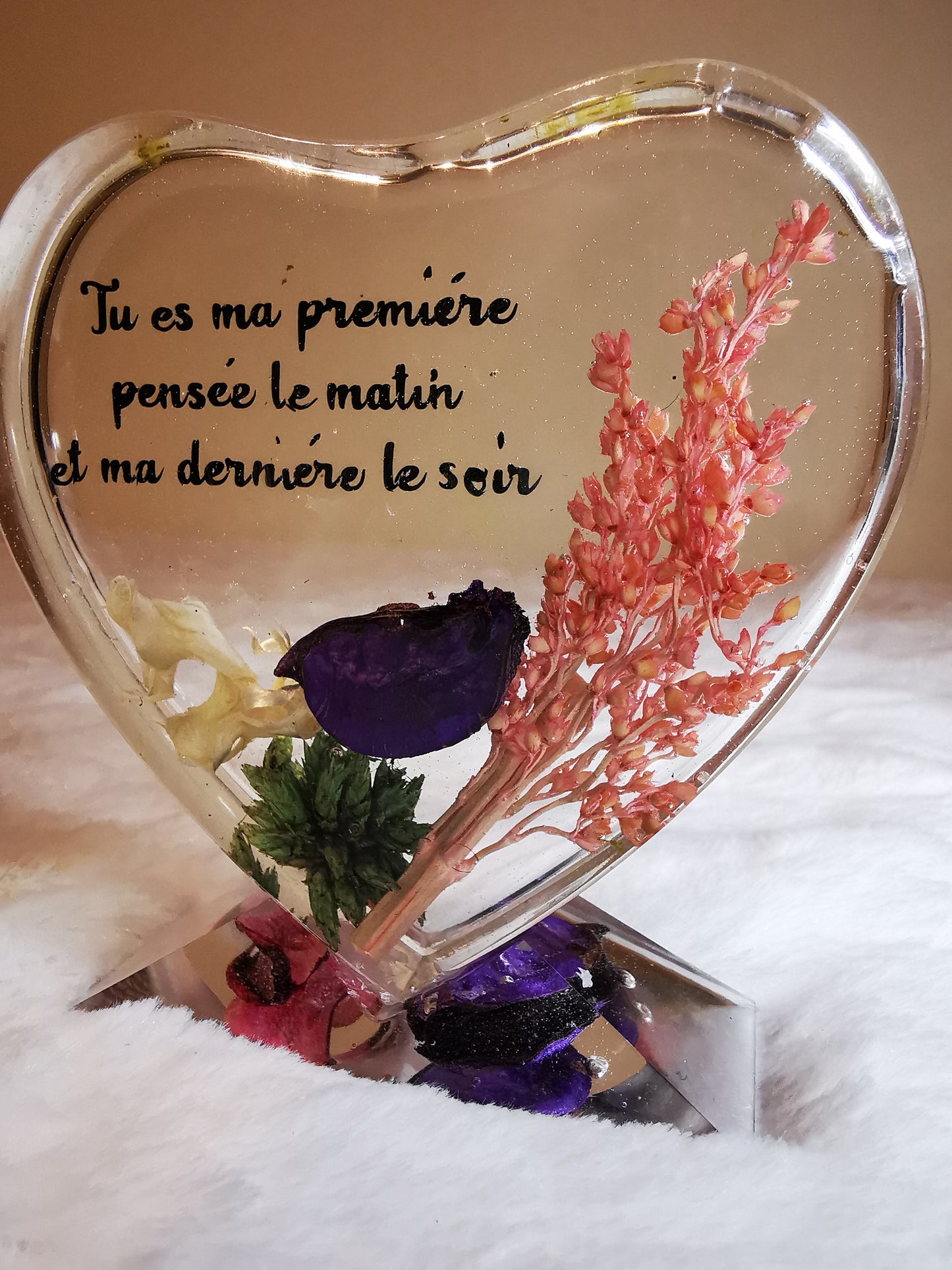 Coeur sur socle transparent avec fleur et inscription (St valentin)