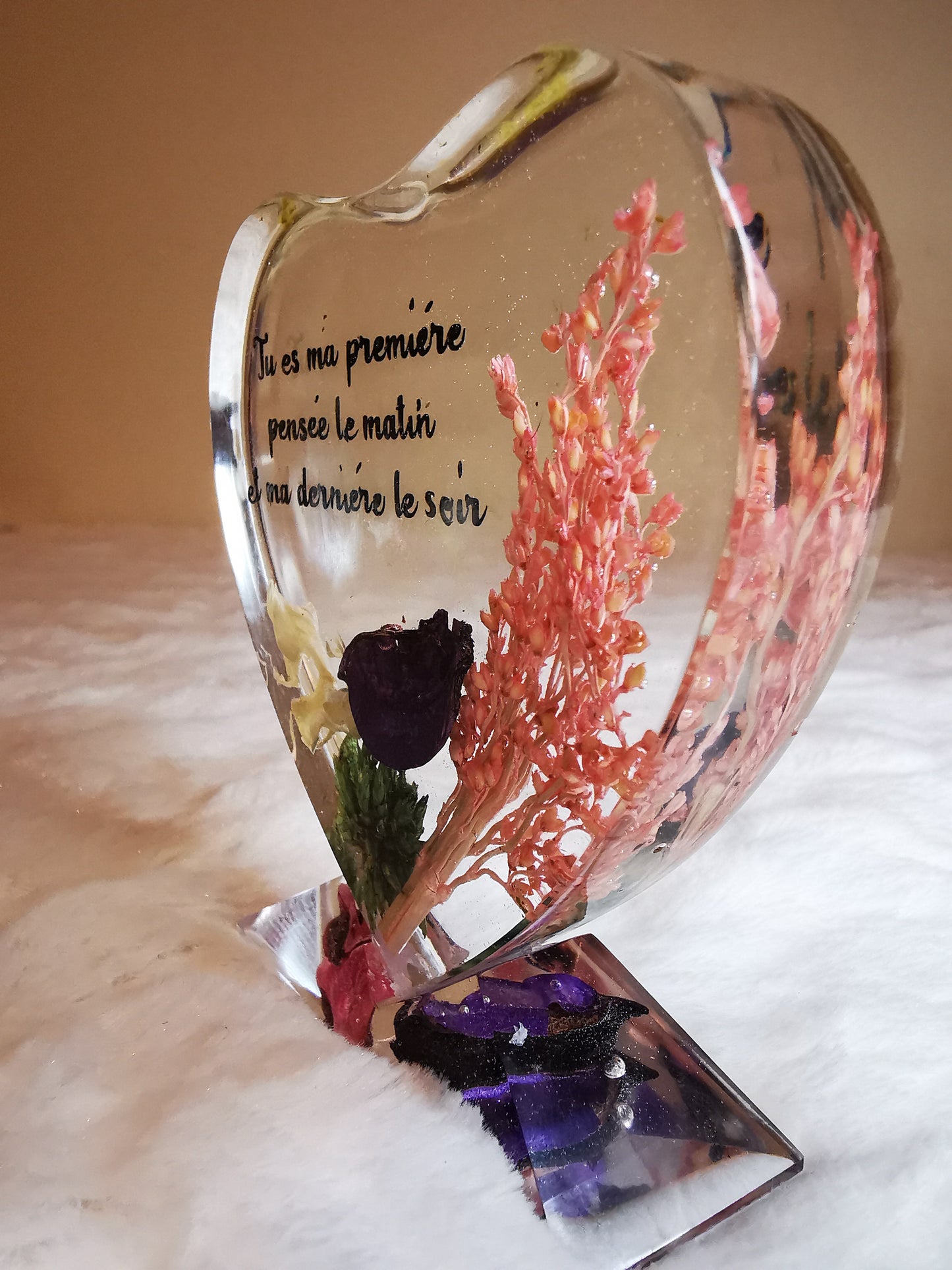 Coeur sur socle transparent avec fleur et inscription (St valentin)