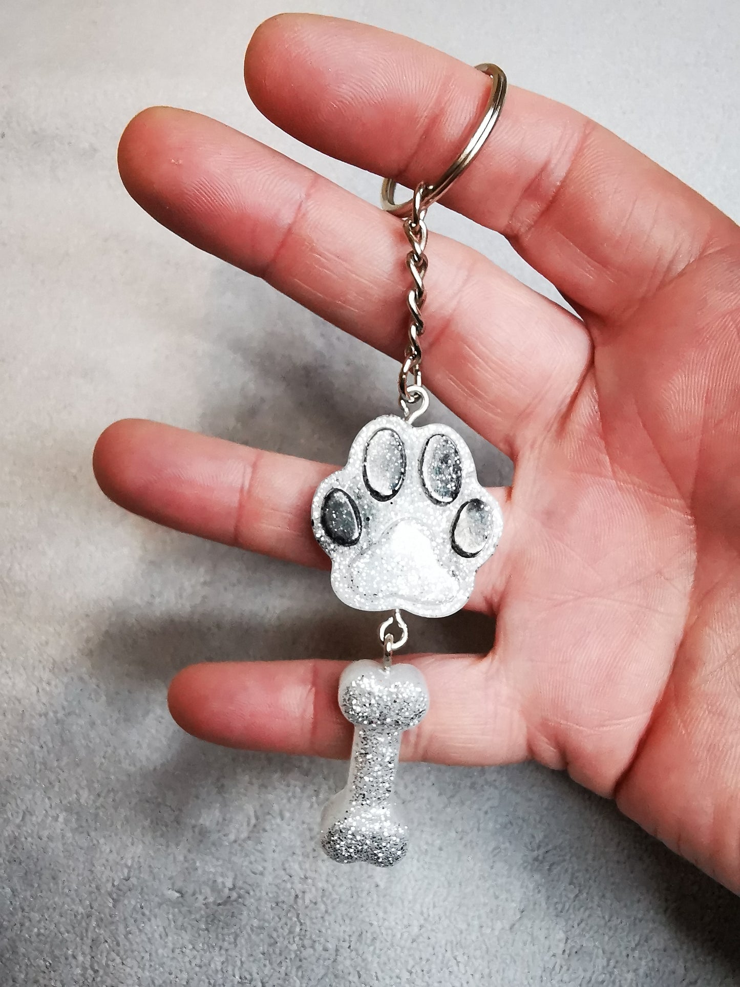Porte clé patte de chien et os