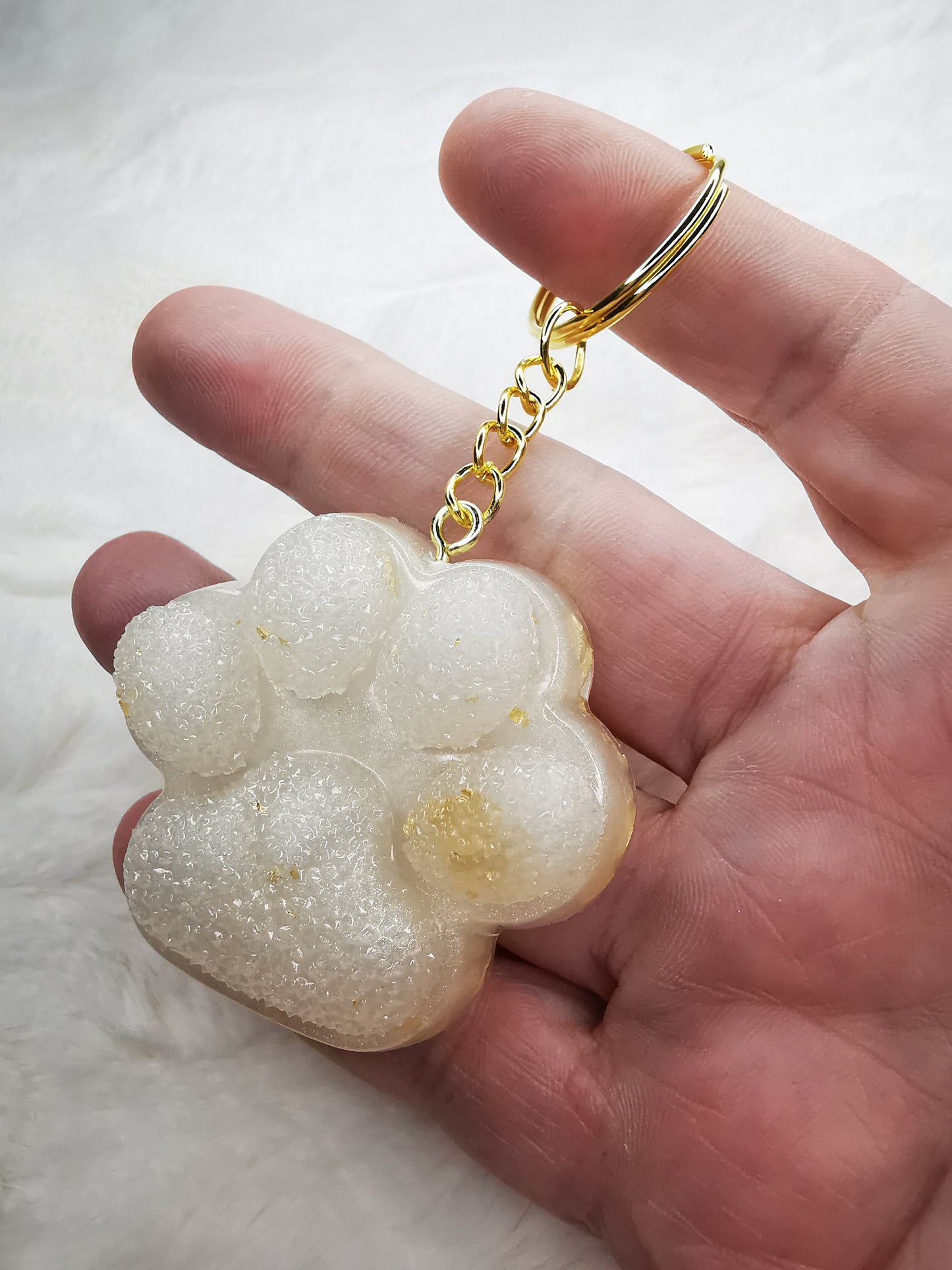 Porte clé patte de chien/chat blanc avec feuille d'or