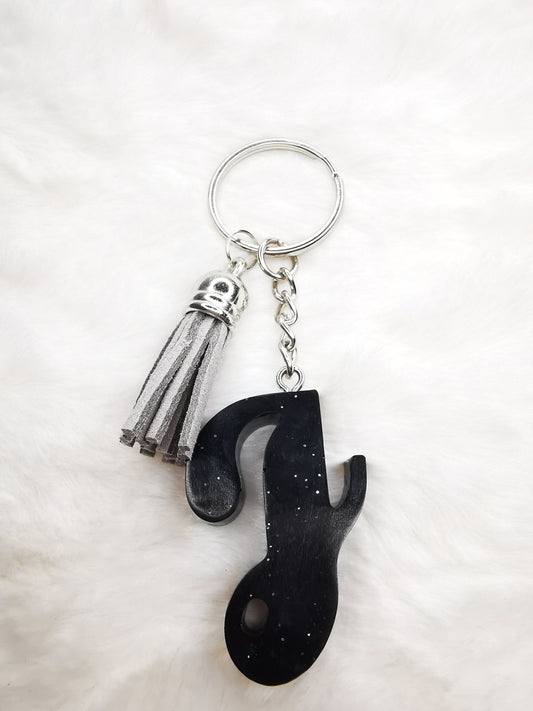 Porte clé lettre J et son pompon