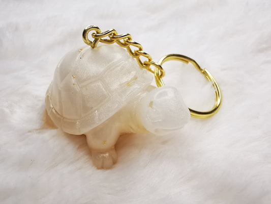 Porte clé tortue blanche avec feuille d'or