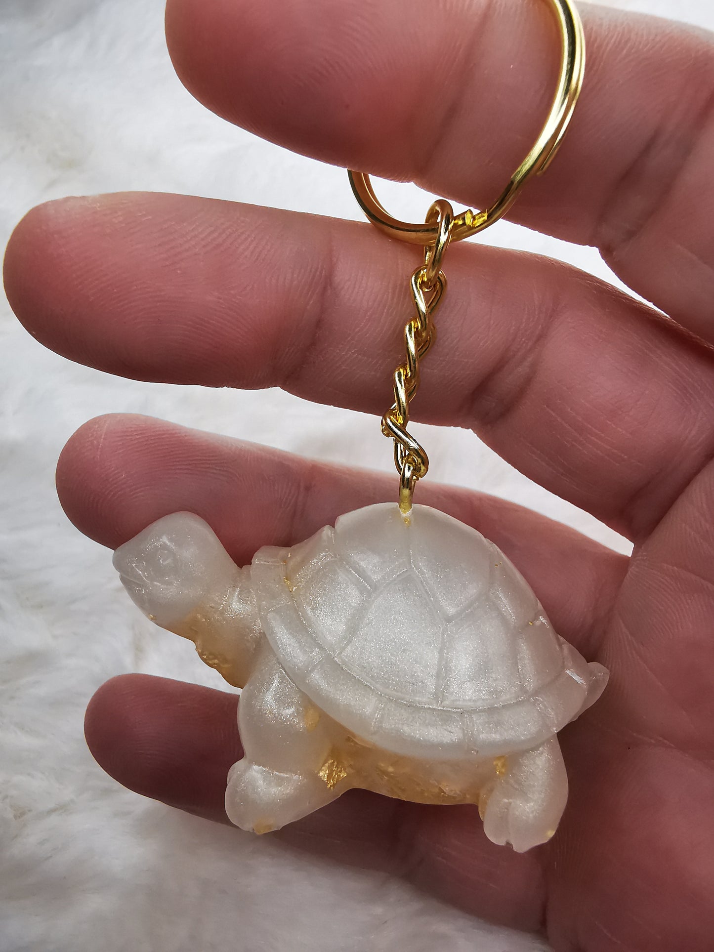 Porte clé tortue blanche avec feuille d'or