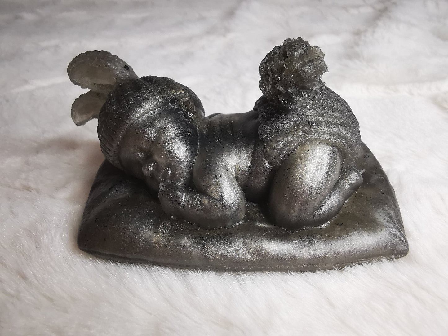 bébé sur son coussin