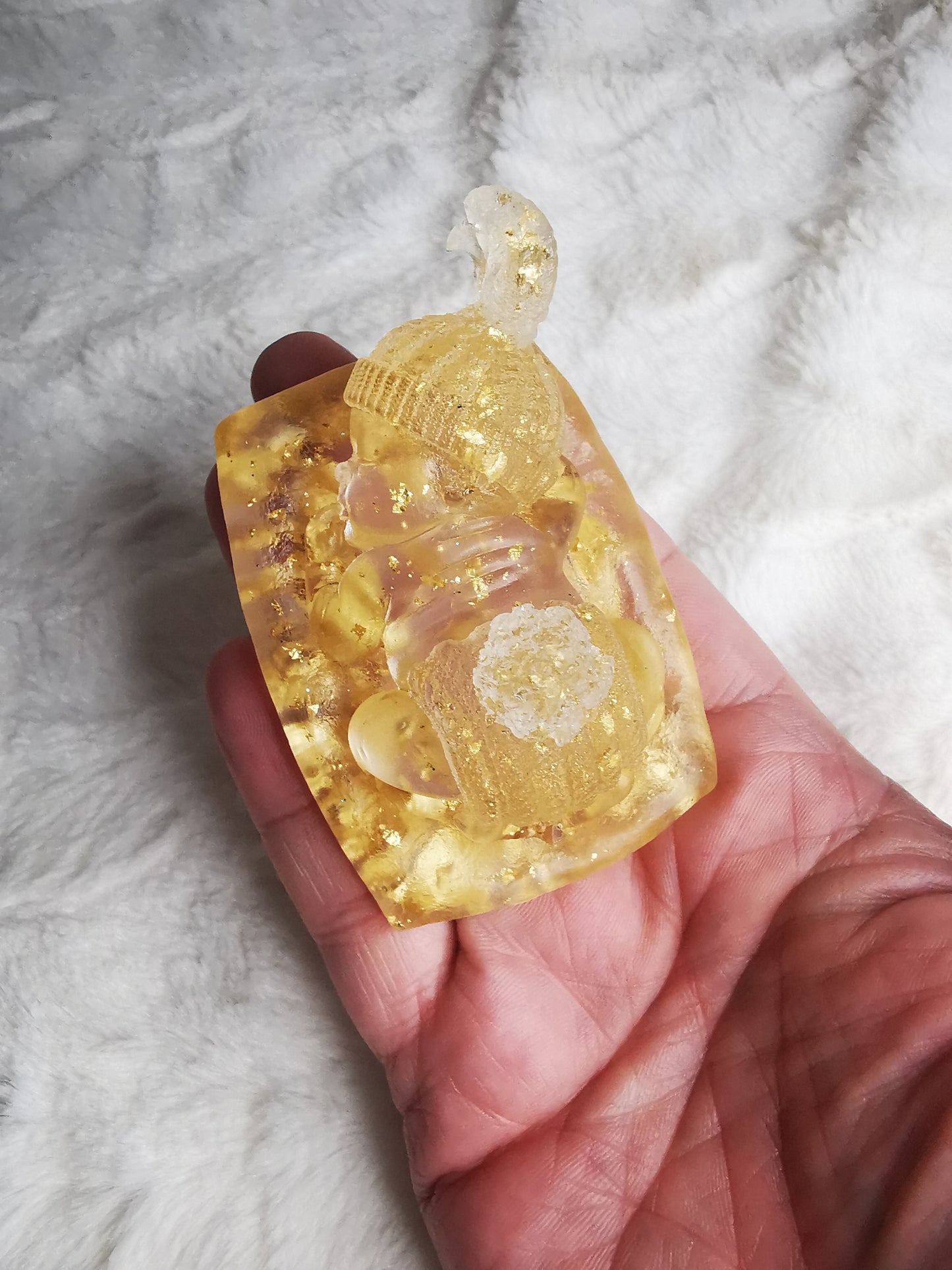 bébé sur son coussin avec feuille d'or
