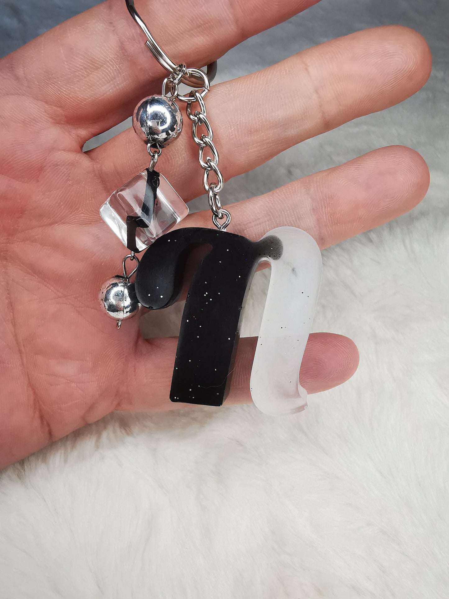 Porte clé lettre N noir et blanc