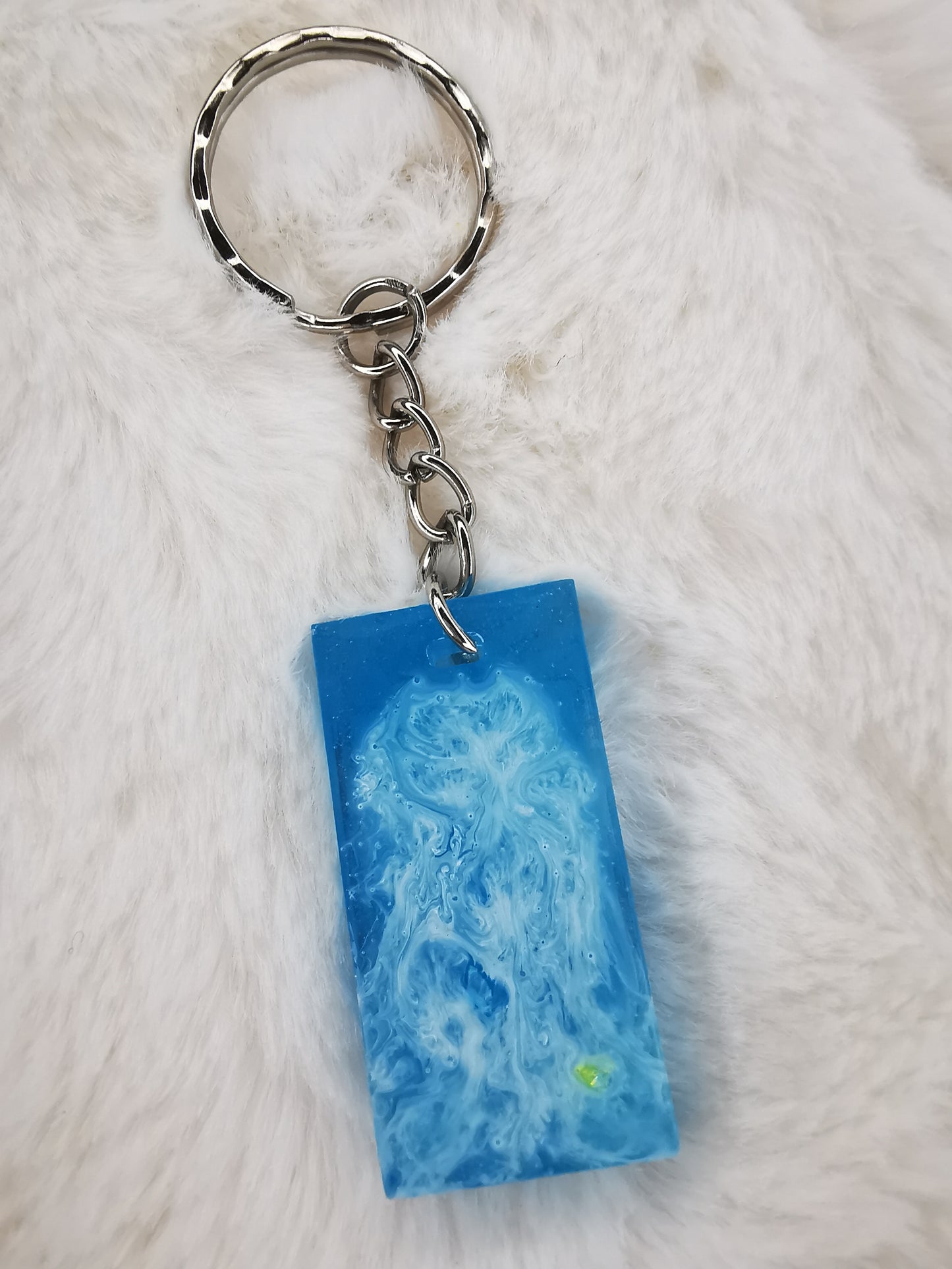 porte clé bleu avec M en holographique