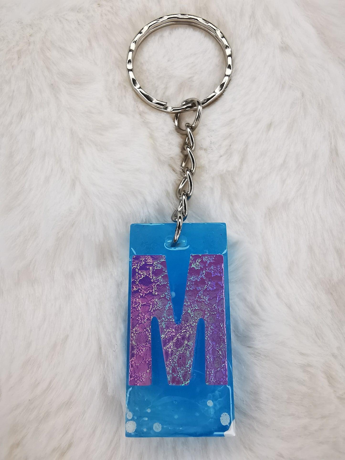 porte clé bleu avec M en holographique