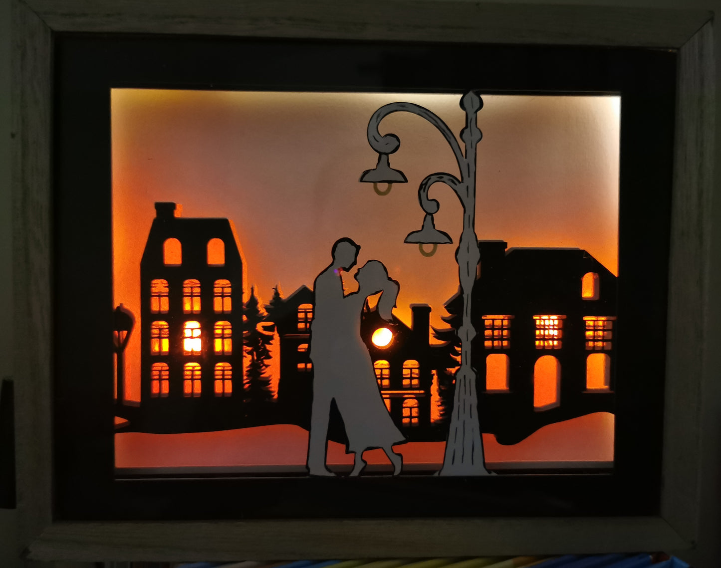 Lightbox amoureux dans la ville