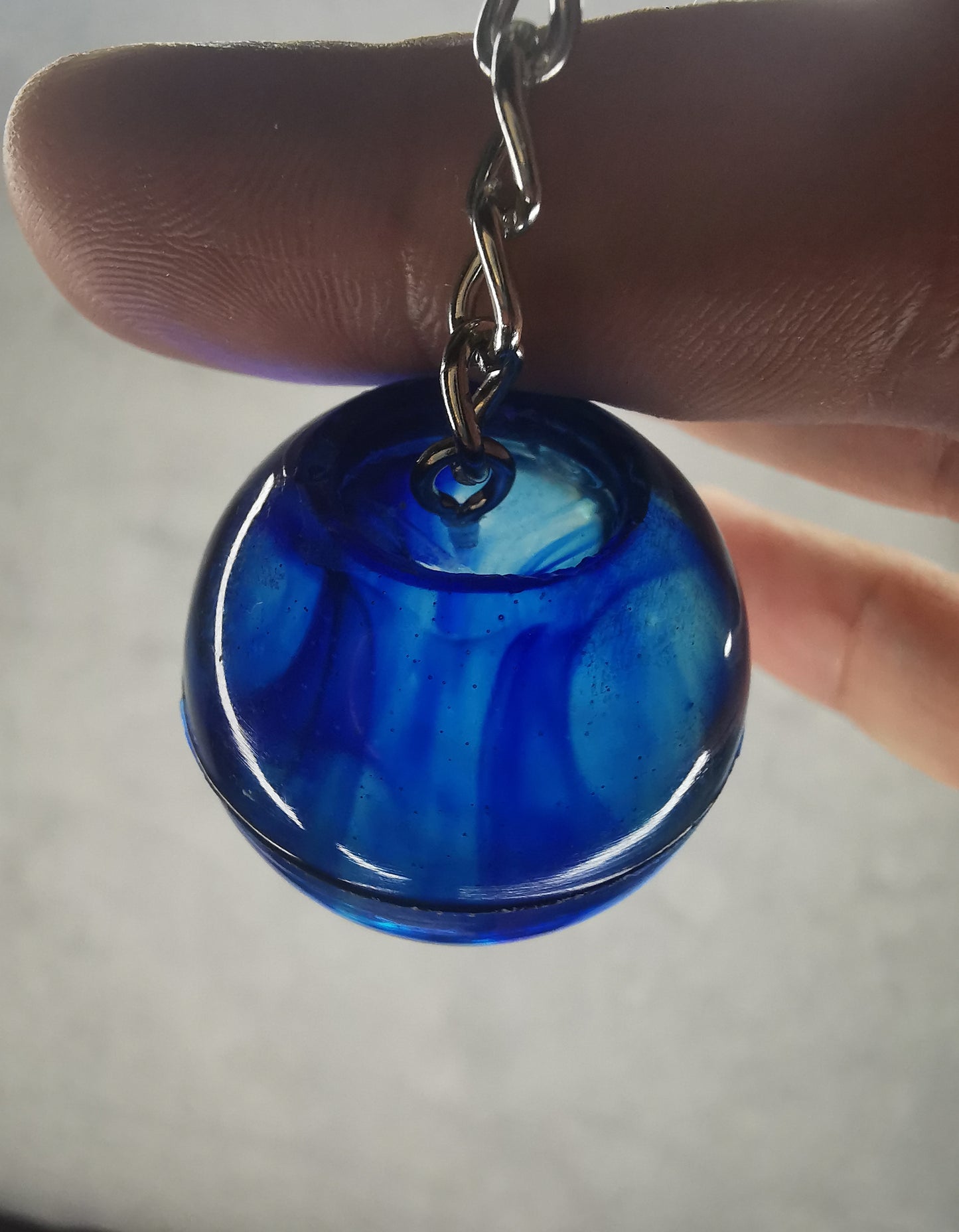 Porte clé boule bleu foncé