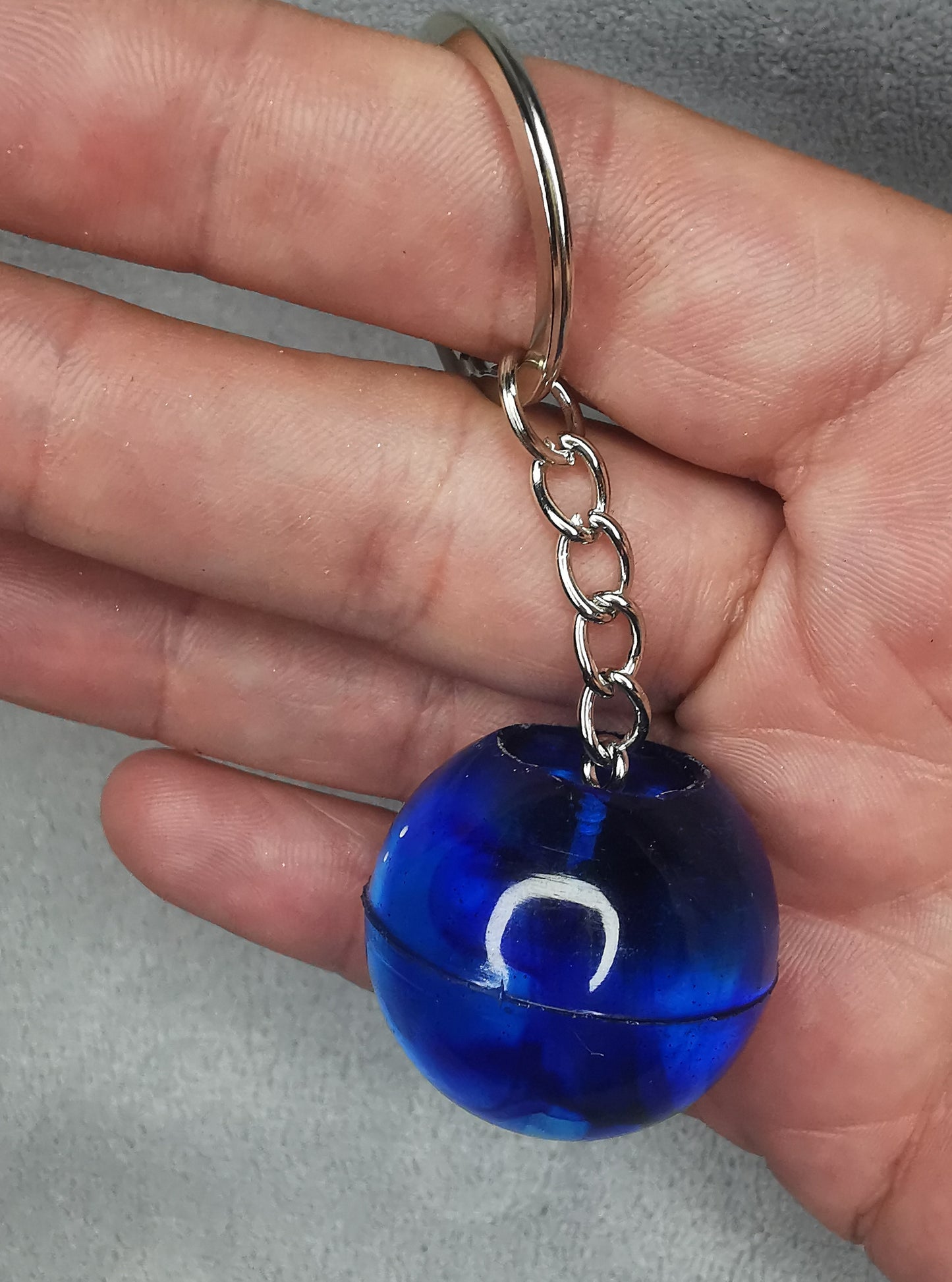 Porte clé boule bleu foncé