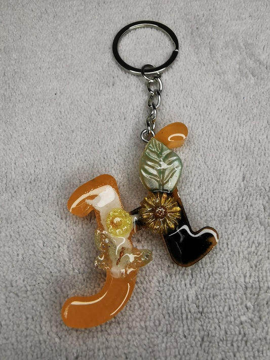 Porte clé lettre H avec papillon et fleur en relief