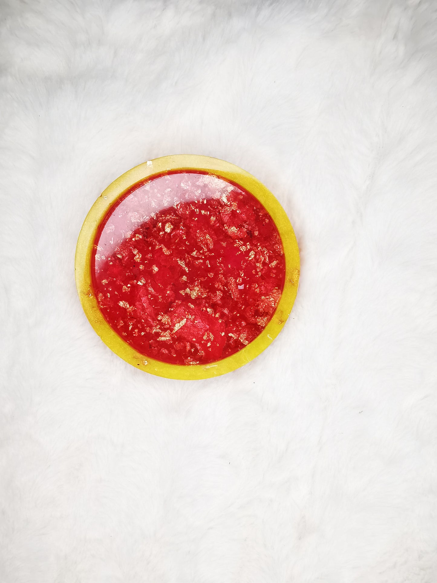 petit vide poche jaune et rouge avec feuille d'or