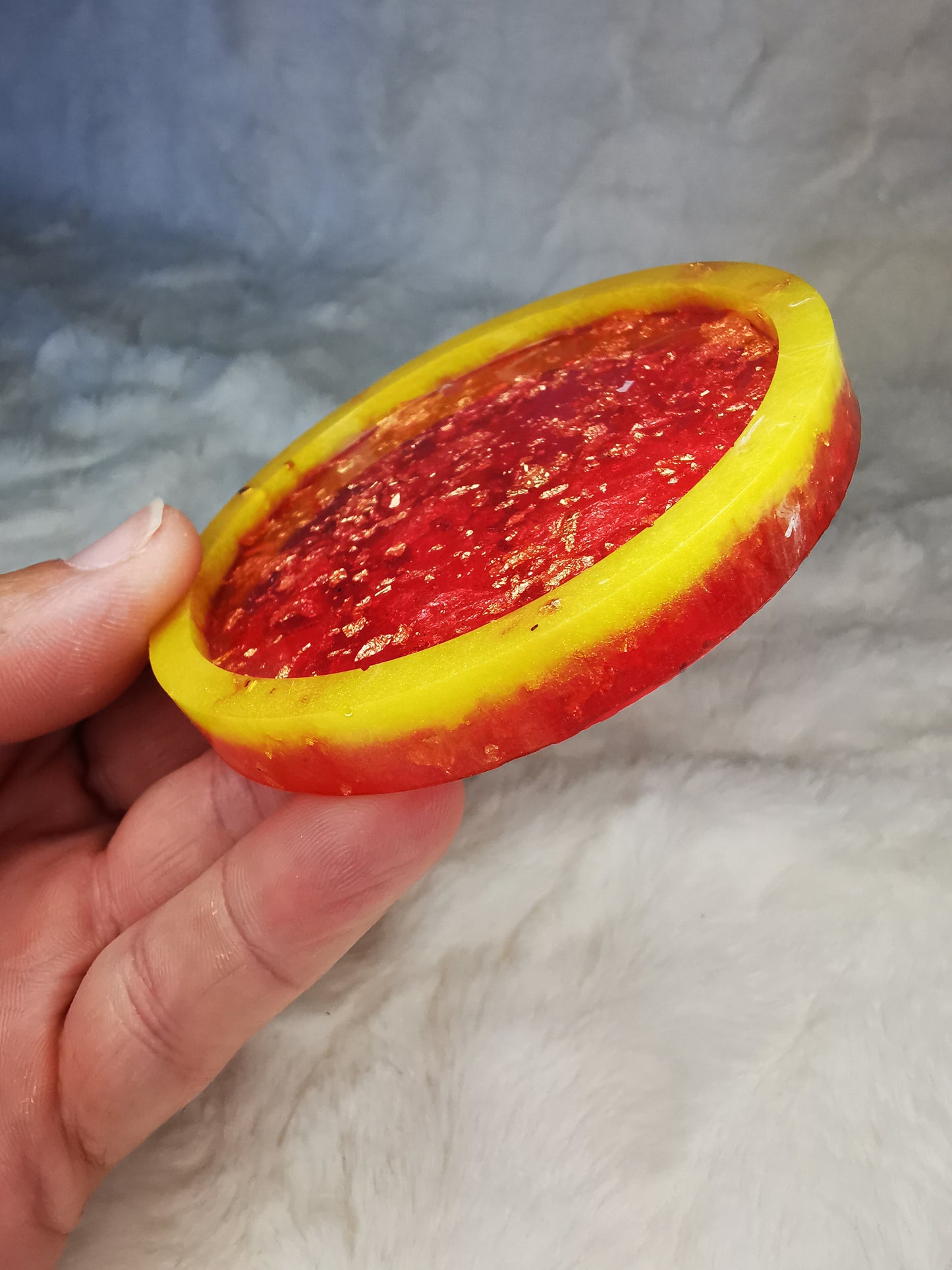 petit vide poche jaune et rouge avec feuille d'or