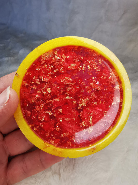 petit vide poche jaune et rouge avec feuille d'or
