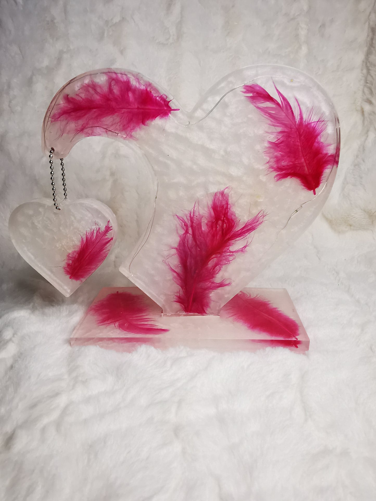 Double coeur sur socle avec plume et led