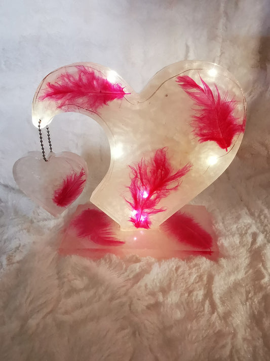 Double coeur sur socle avec plume et led
