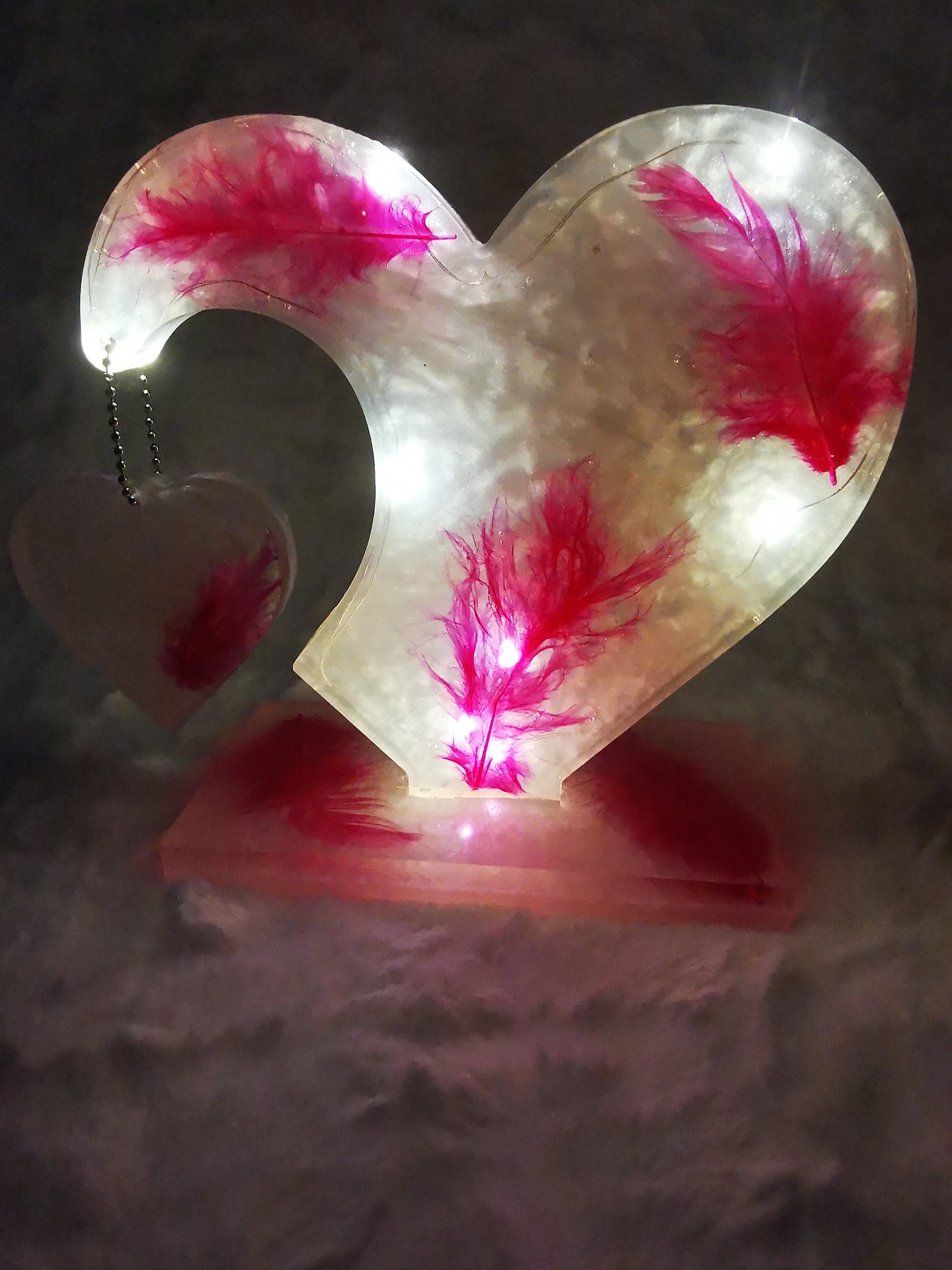 Double coeur sur socle avec plume et led