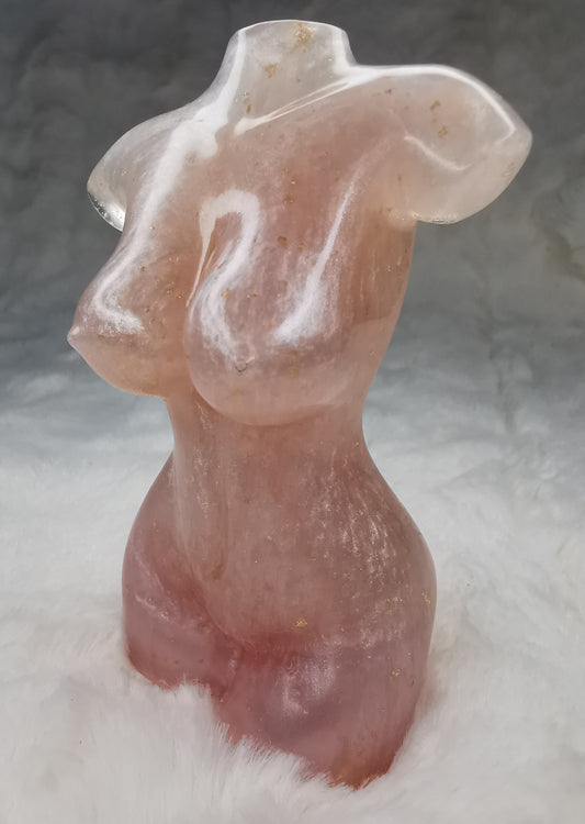 corps femme rose pale avec feuille d'or