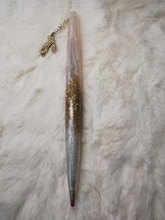 stylo et sa breloque rose avec feuille d'or et blanc