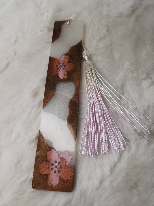 marque page blanc et marron avec fleurs rose