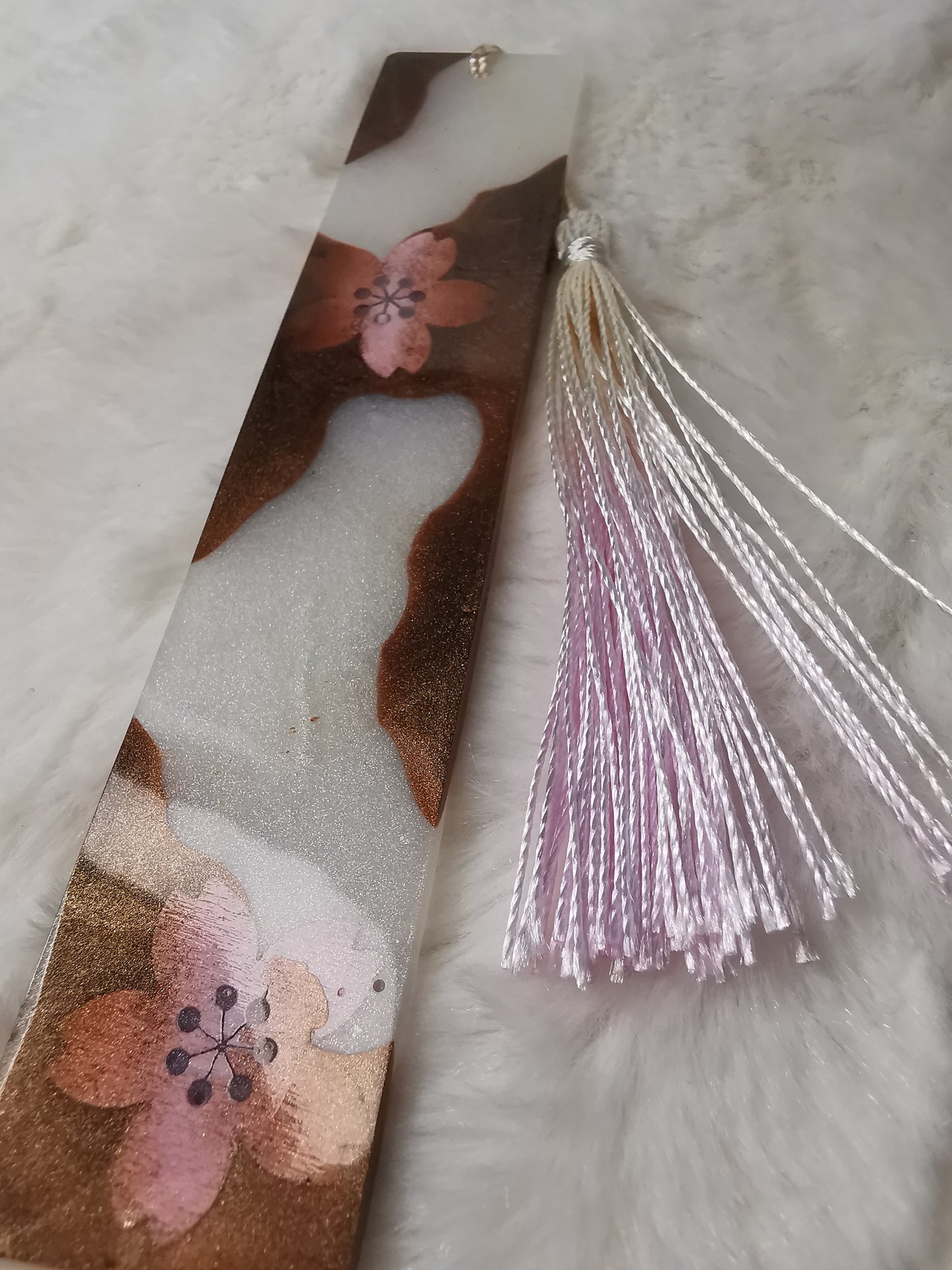 marque page blanc et marron avec fleurs rose